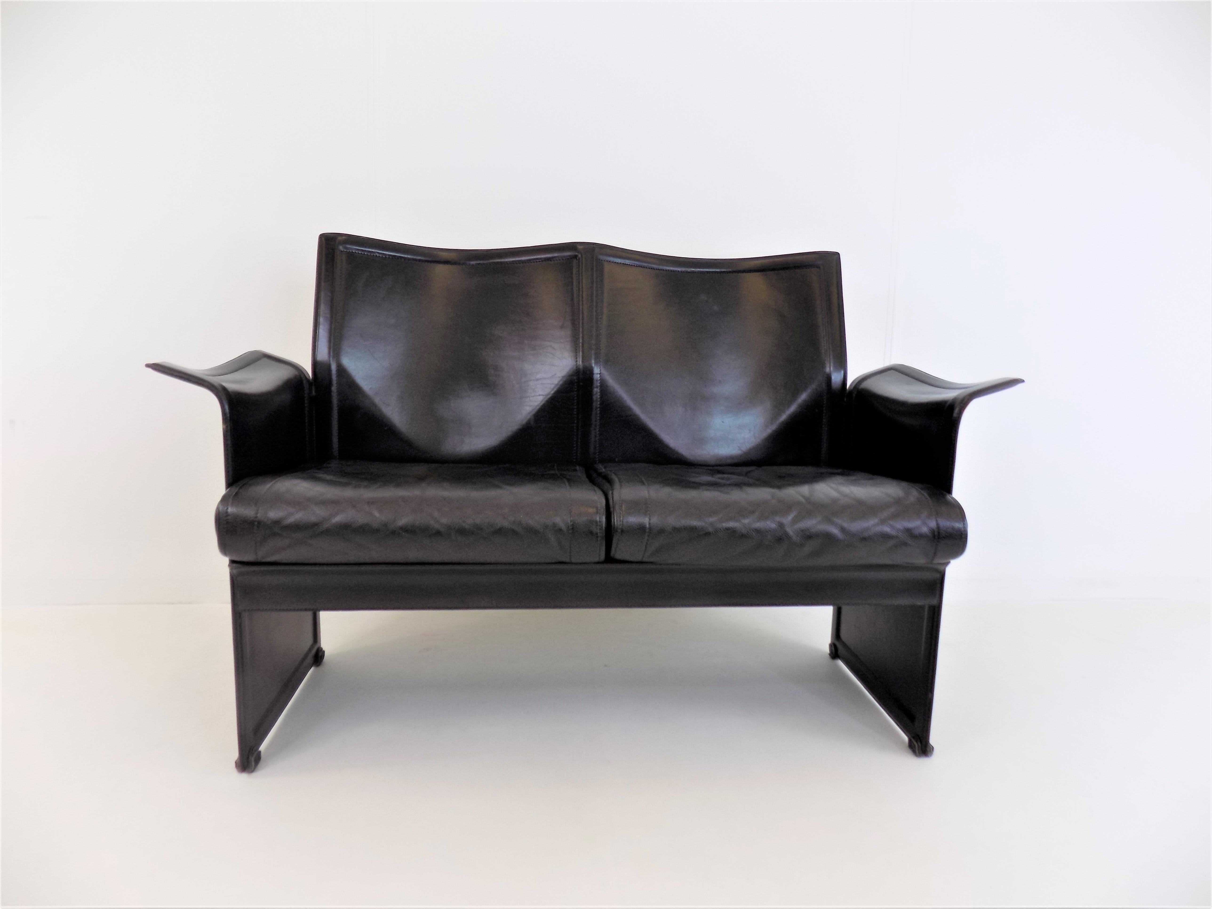 The series designed by Tito Agnoli for Matteo Grassi in the 70s is an absolutely timeless design that still fits into every living room today. This black leather 2 seater is in very good condition. The leather of the frame, as well as the seat