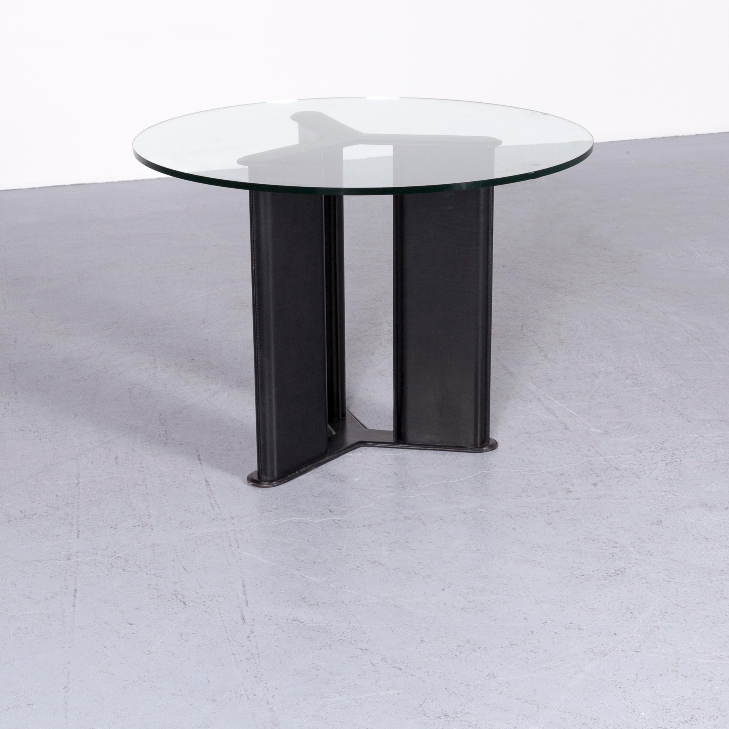 We bring to you a Matteo Grassi Korium designer leather glass table armchair set coffee table black.






 