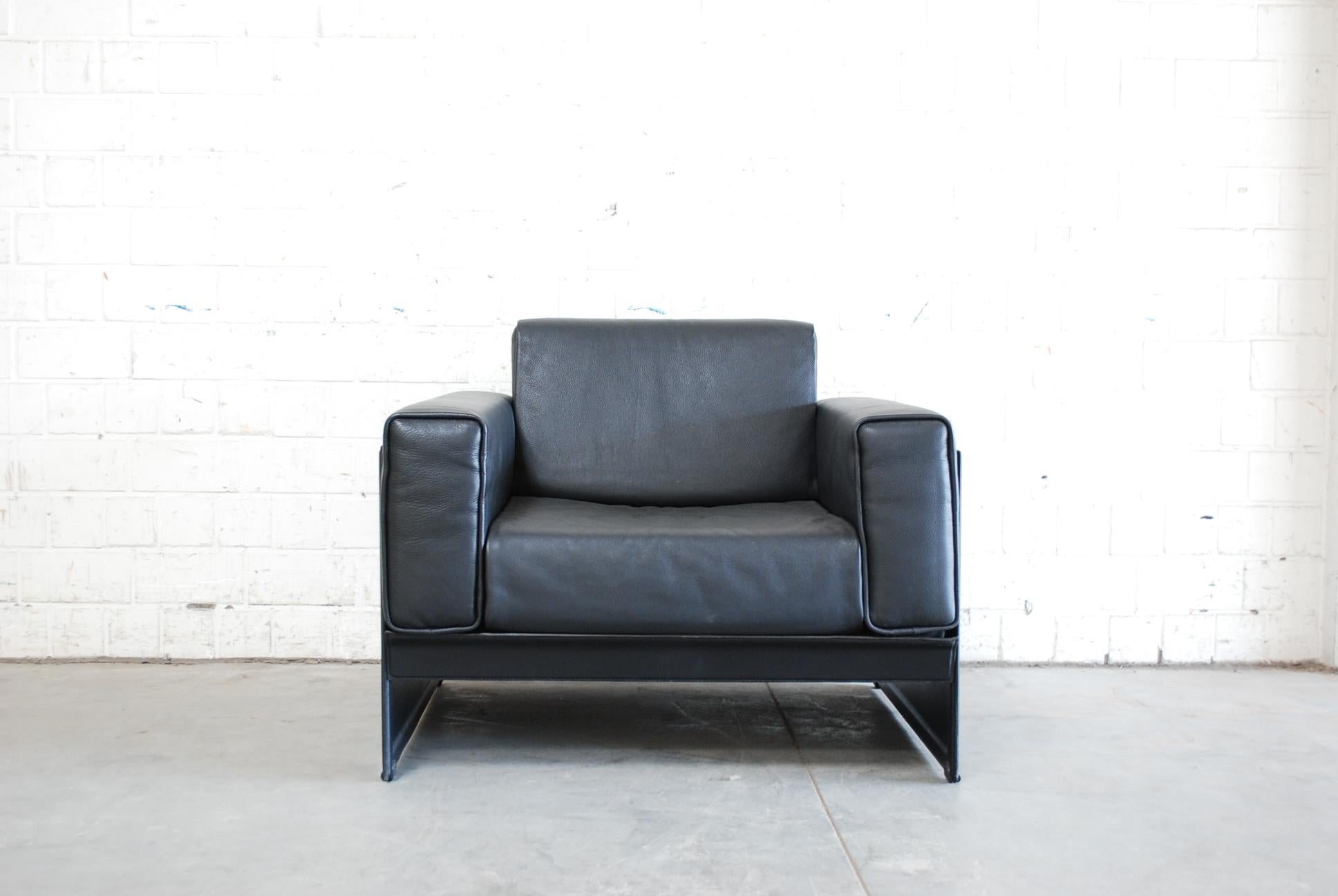 Ce fauteuil en cuir Korium KM 3/1 a été conçu par Tito Agnoli pour Matteo Grassi.
Il est recouvert d'un épais cuir noir.
Le cadre est fabriqué en cuir de selle.
Un grand design italien.

 
