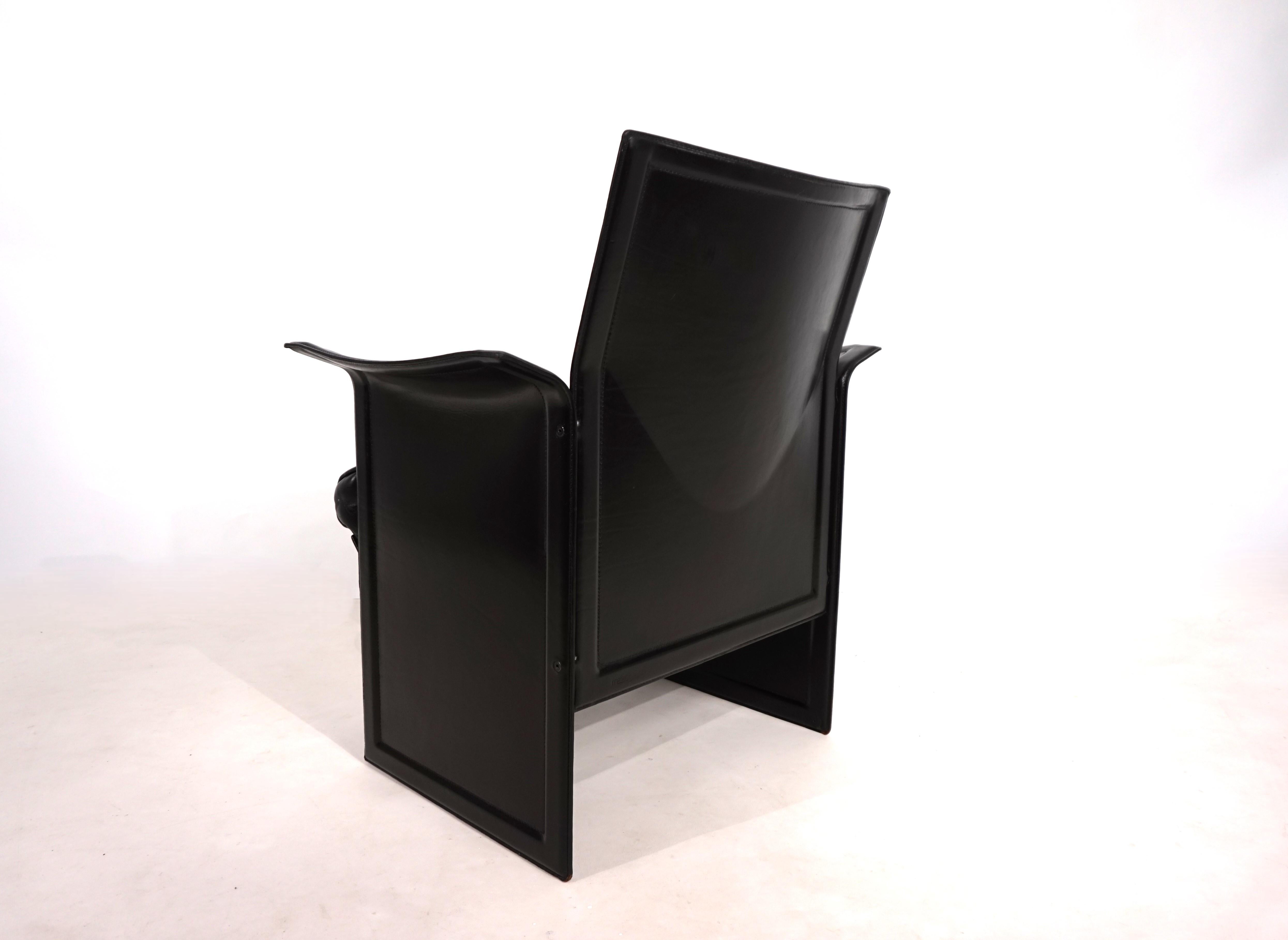 La chaise longue Korium est fabriquée en cuir de selle noir épais et est réalisée selon un savoir-faire italien typique. Il est en excellent état, presque neuf. Les épais coussins en cuir assurent un confort d'assise impeccable. Les sièges et les