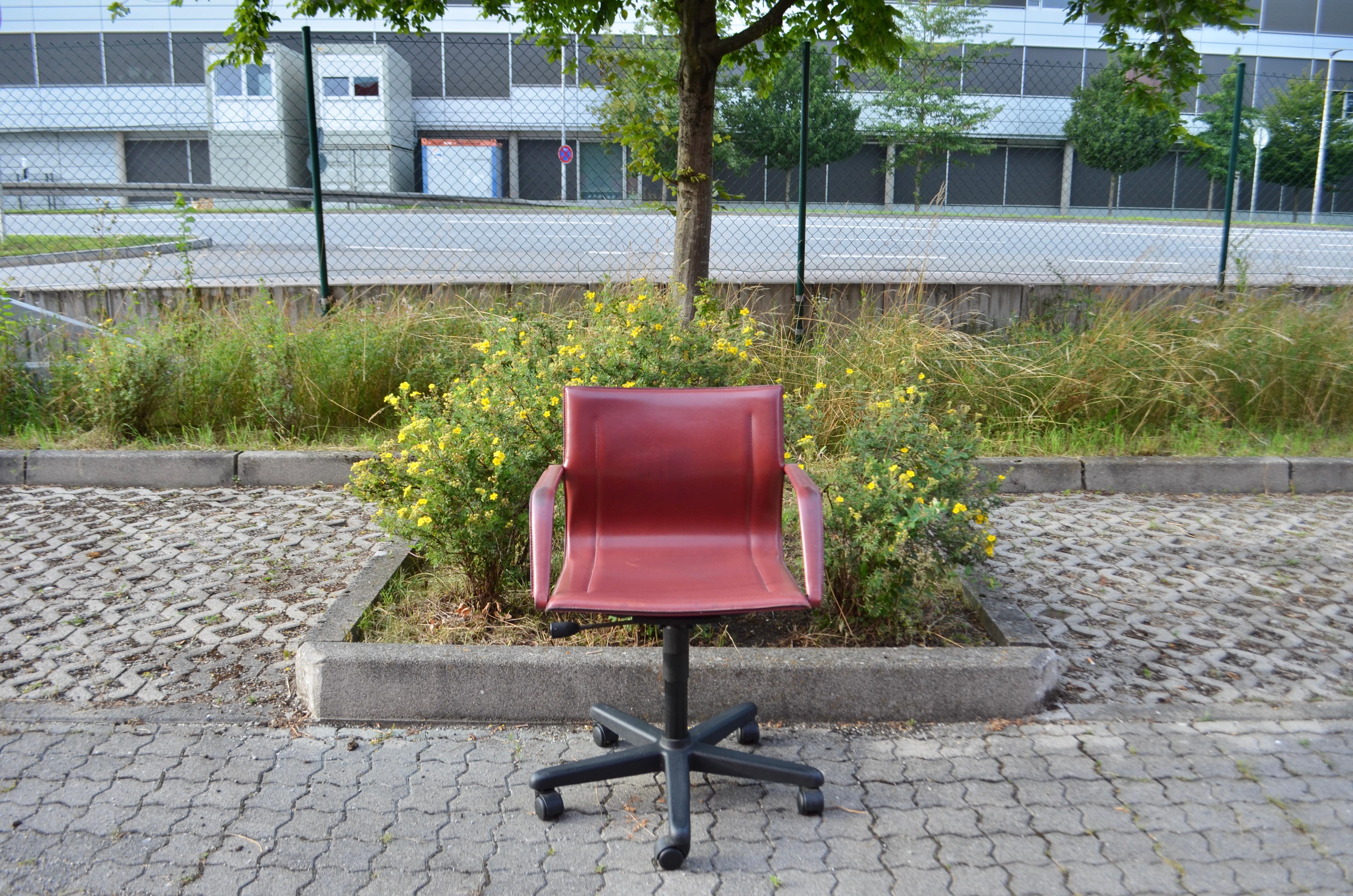 Cette chaise de bureau pivotante modèle MG15 a été fabriquée par Matteo Grassi.
Il est réglable en hauteur et dispose également d'un angle d'inclinaison flexible.
Un modèle rare de Matteograssi
Le cuir de la selle est de couleur baie  à l'intérieur