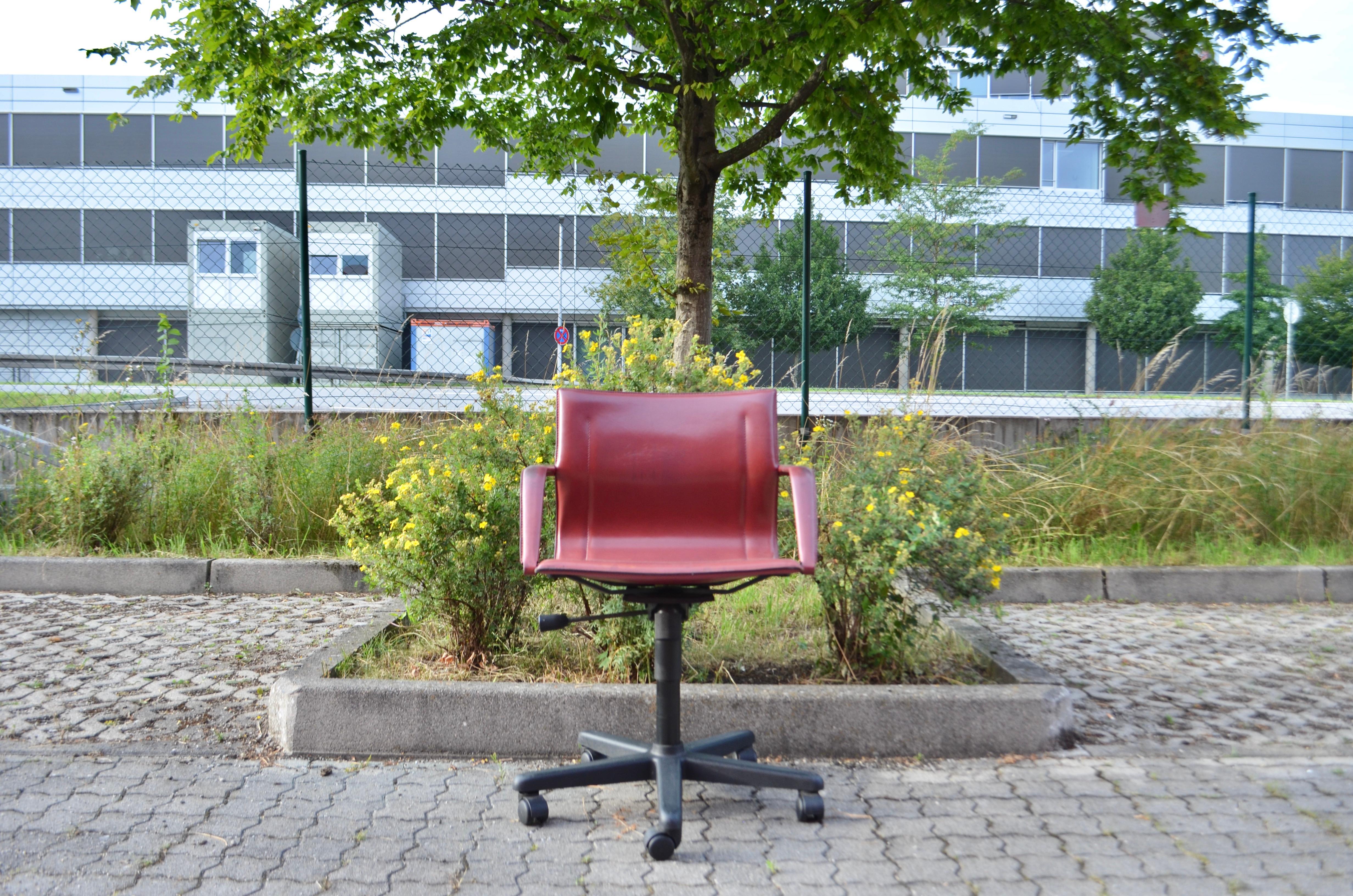 Moderne Matteo Grassi MG15 fauteuil de bureau pivotant en cuir de selle 1/2 en vente