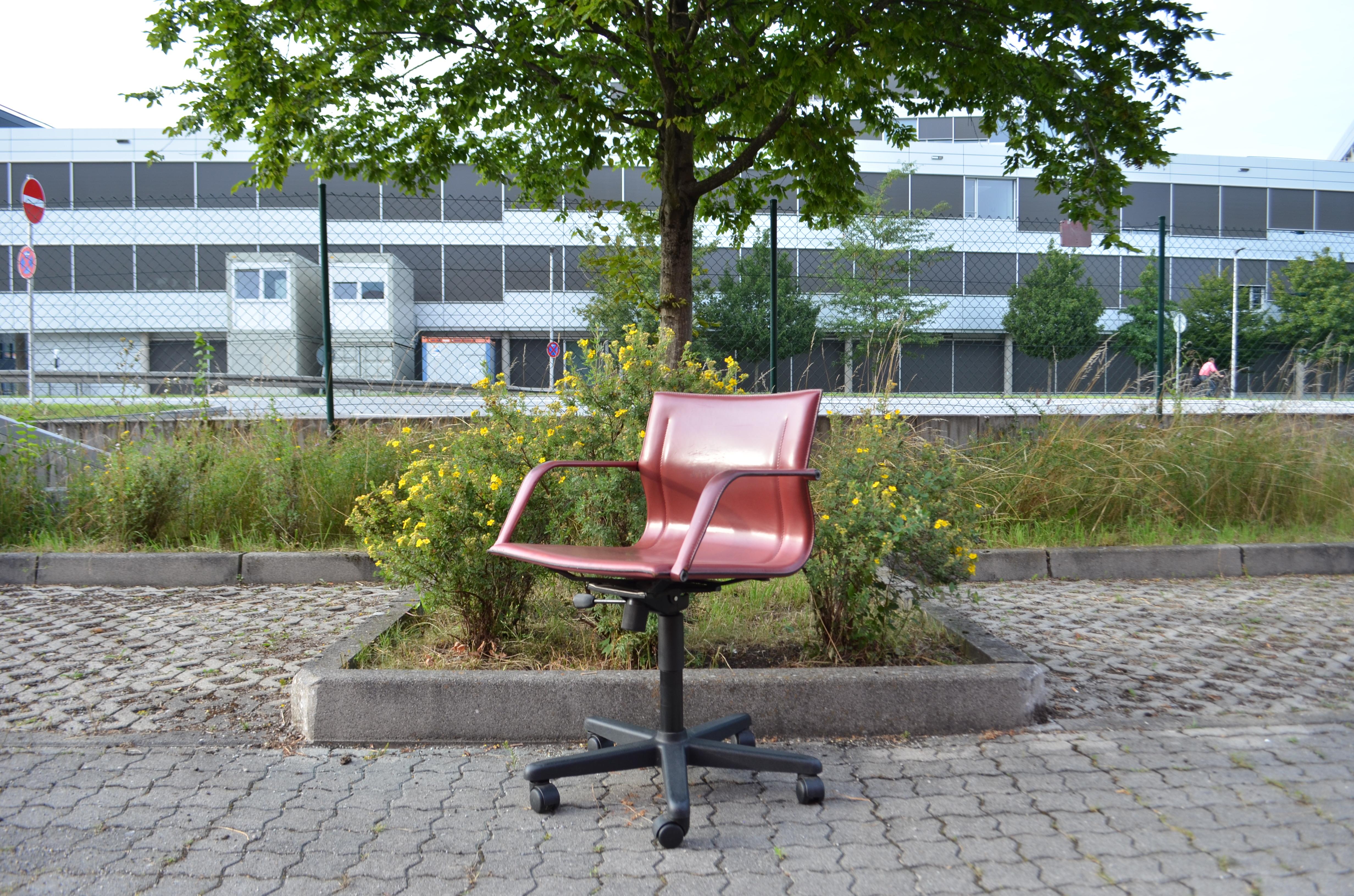 italien Matteo Grassi MG15 fauteuil de bureau pivotant en cuir de selle 1/2 en vente