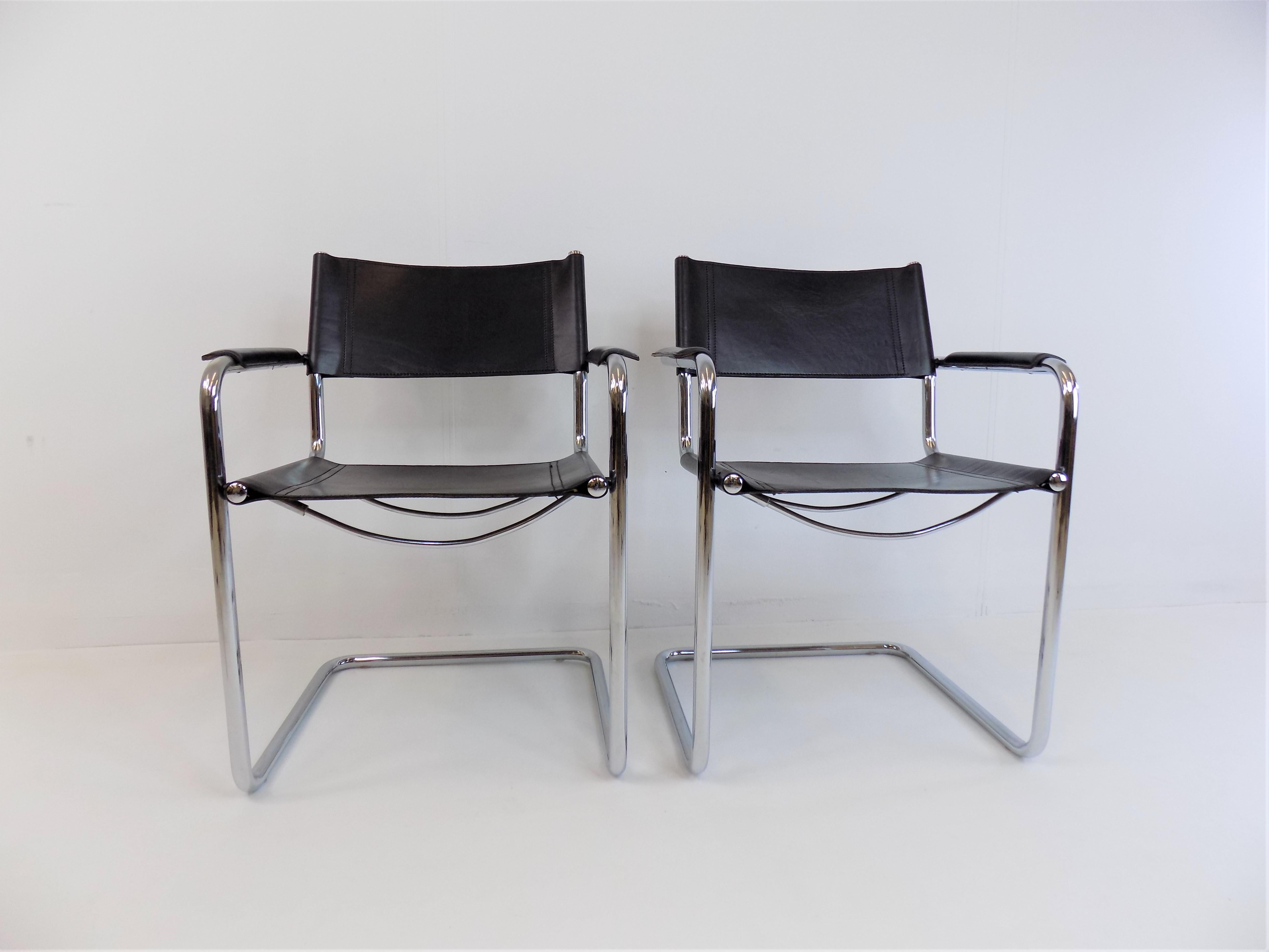 This classic MG 5 cantilever set, in black saddle leather, is in excellent condition. The thick leather shows minimal signs of use, the chrome rods are perfect. The armrests are undamaged. All chairs have Matteo Grassi leather embossing on the back.