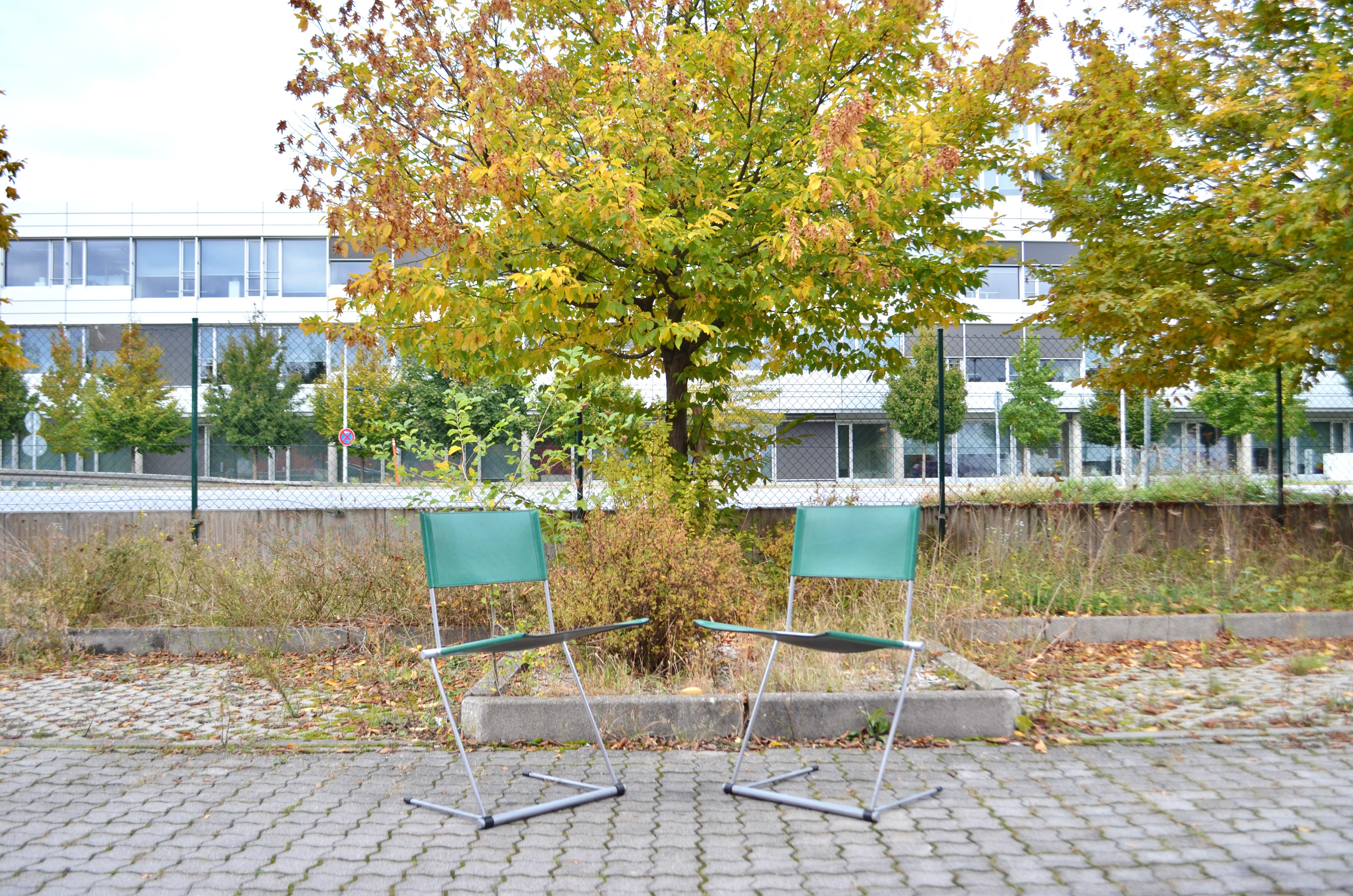 Vintage Cantilever chair by Herbert Ohl for Matteo Grassi Modell Ballerina.
The leather is a thick beautiful stunning green saddle leather developed with the years a gorgeous well aged patina.
The Round metal is lacquered in silver.
The Chairs are