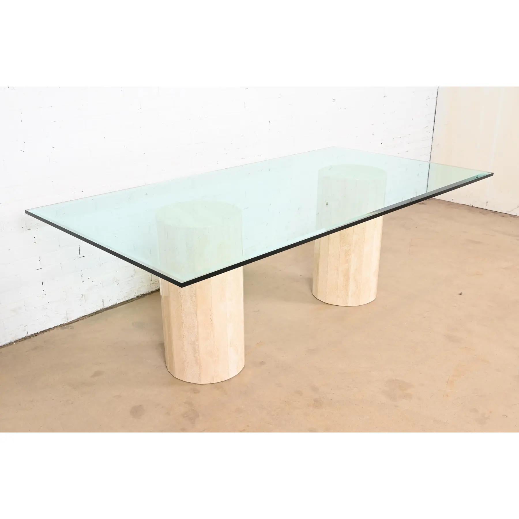 Magnifique table de salle à manger italienne moderne en travertin à double piédestal avec plateau en verre.

Par Matteo Grassi

Italie, Circa 1970

Dimensions : 81,25 
