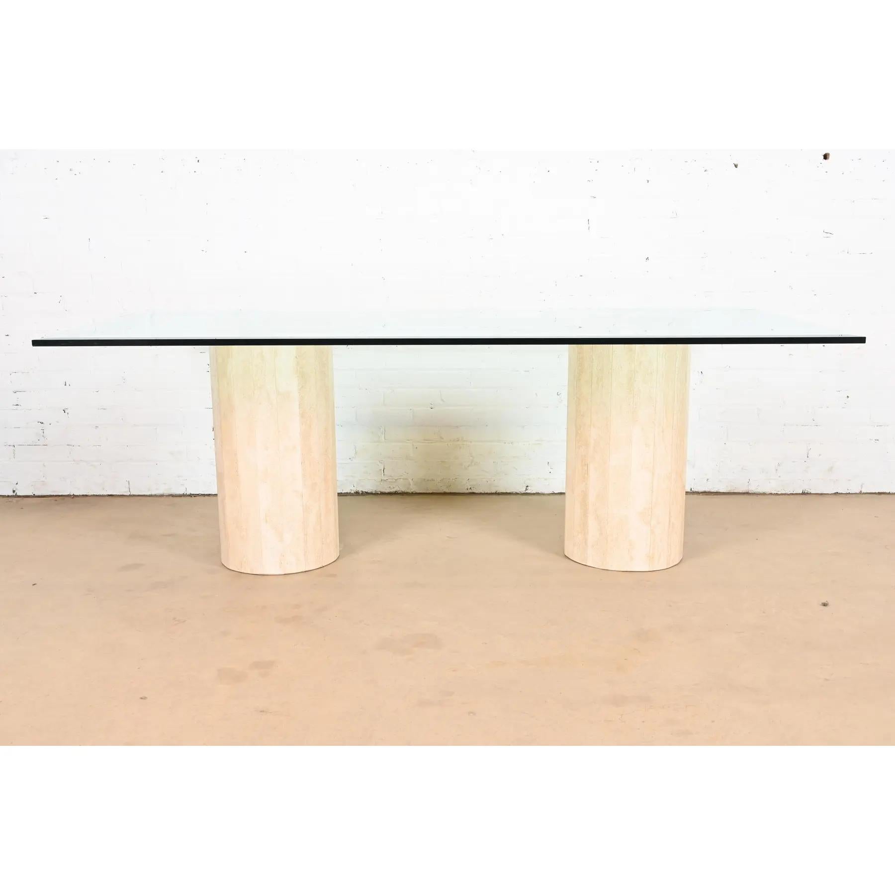 Mid-Century Modern Table de salle à manger italienne moderne italienne en travertin à double piédestal et plateau en verre Matteo Grassi en vente