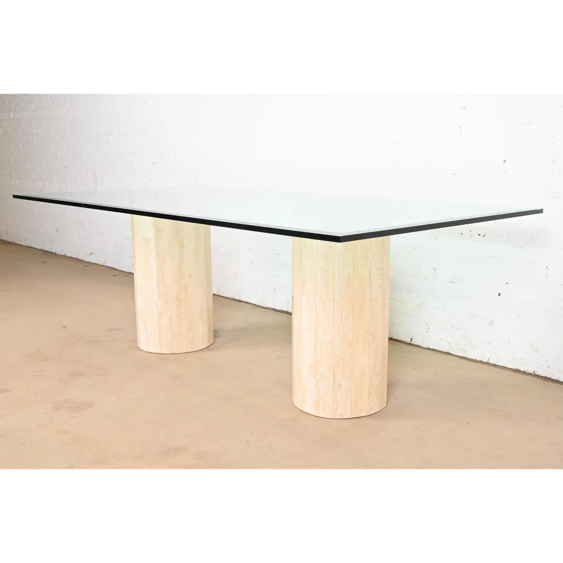 Américain Table de salle à manger italienne moderne italienne en travertin à double piédestal et plateau en verre Matteo Grassi en vente