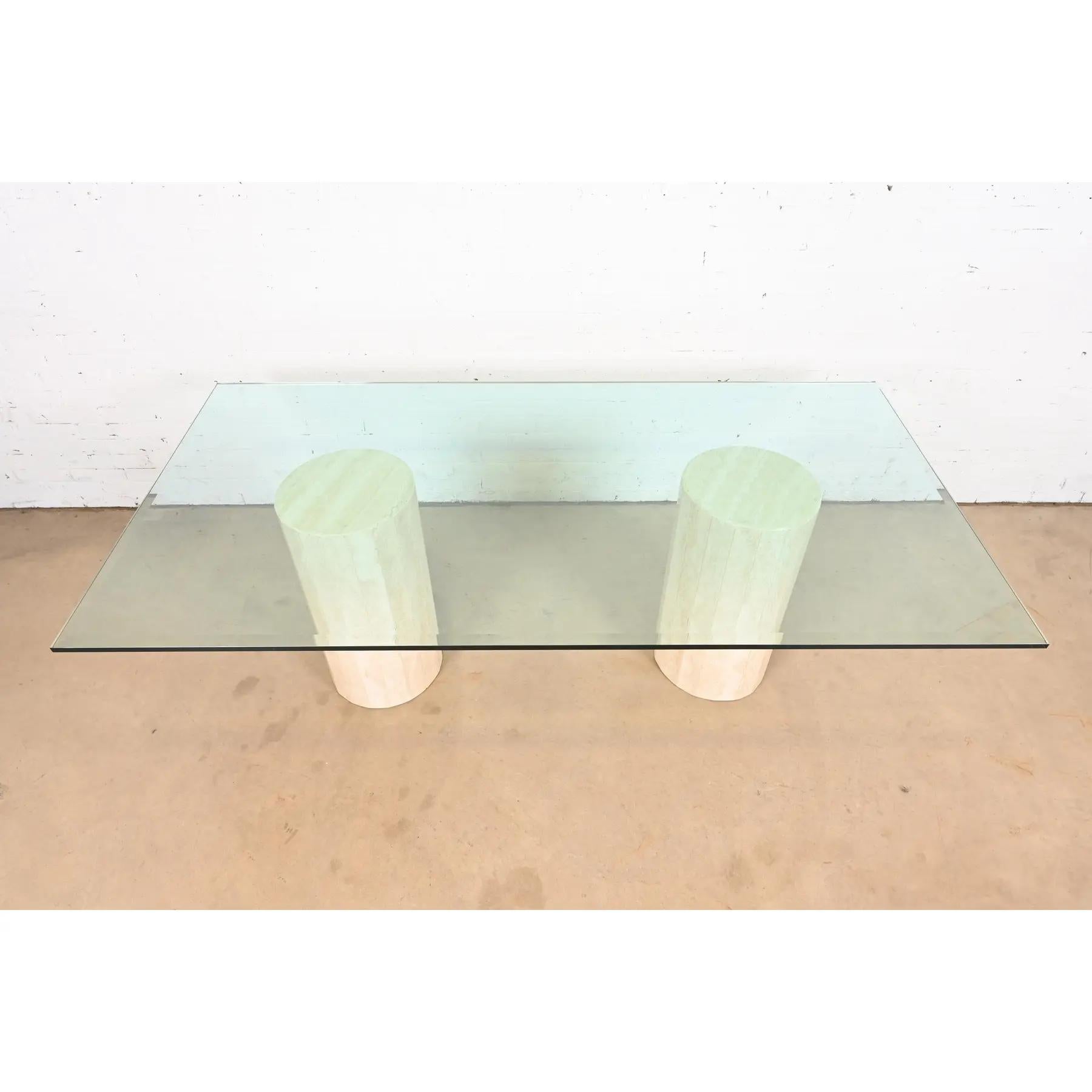 Fin du 20e siècle Table de salle à manger italienne moderne italienne en travertin à double piédestal et plateau en verre Matteo Grassi en vente