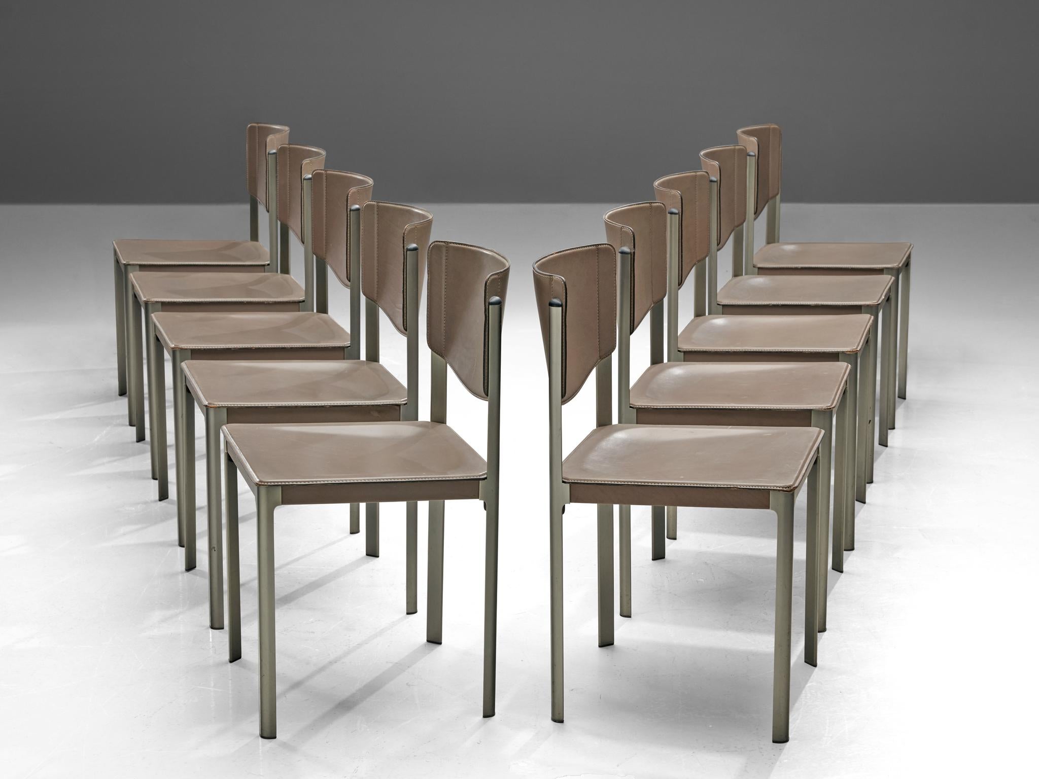 Matteo Grassi, Satz von zehn Esszimmerstühlen, Leder und Stahl, Italien, 1980er Jahre.

Anspruchsvolles Set aus zehn Esszimmerstühlen, entworfen vom italienischen Designer Matteo Grassi in den 1980er Jahren. Diese Stühle sind an den Rückenlehnen und