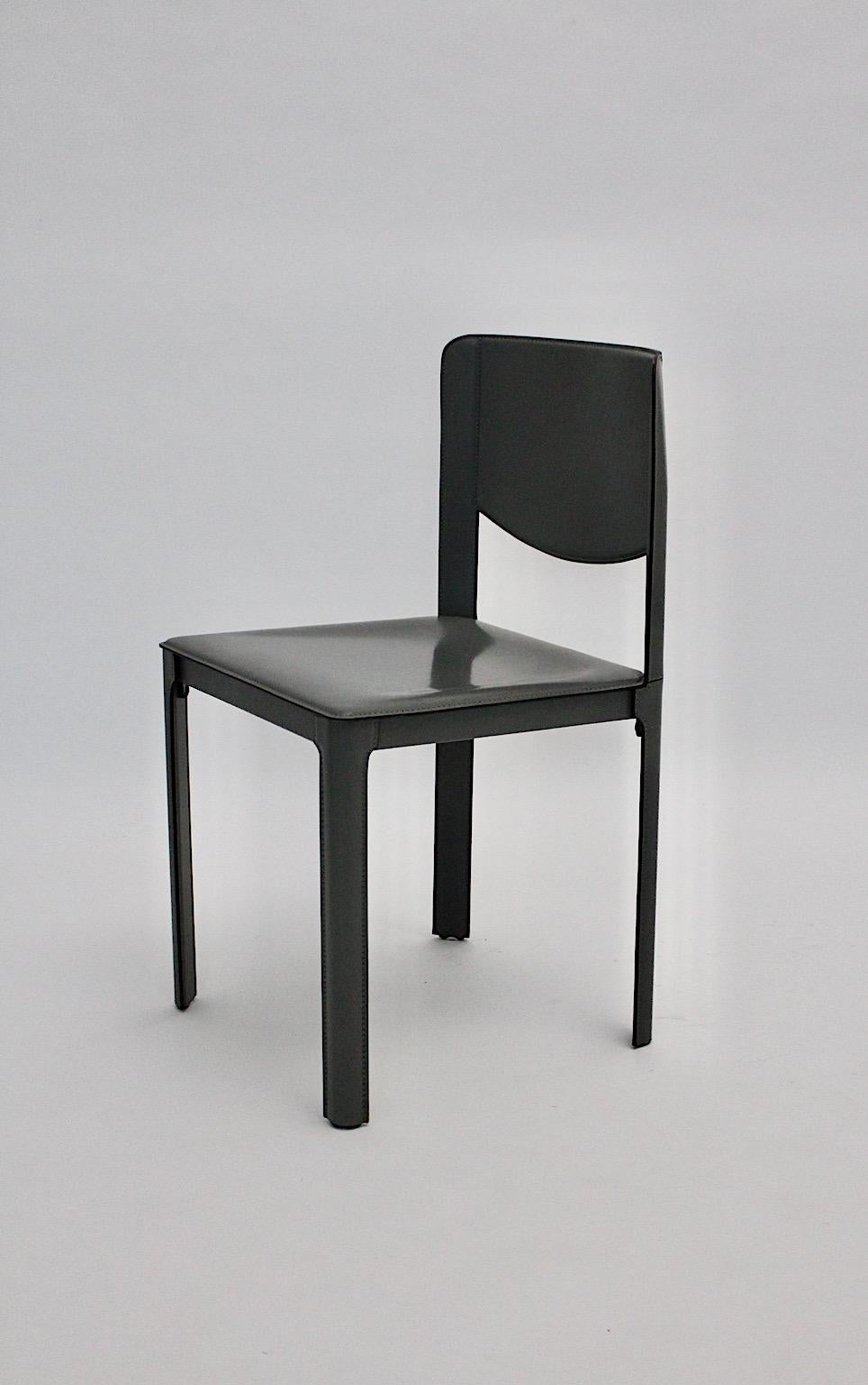 Ein Matteo Grassi vintage grauer Lederstuhl oder Beistellstuhl, der in den 1980er Jahren in Italien entworfen und hergestellt wurde.
Der stabile und bequeme High-End-Sessel ist komplett mit grauem, abgestepptem Sattelleder bezogen und mit dem