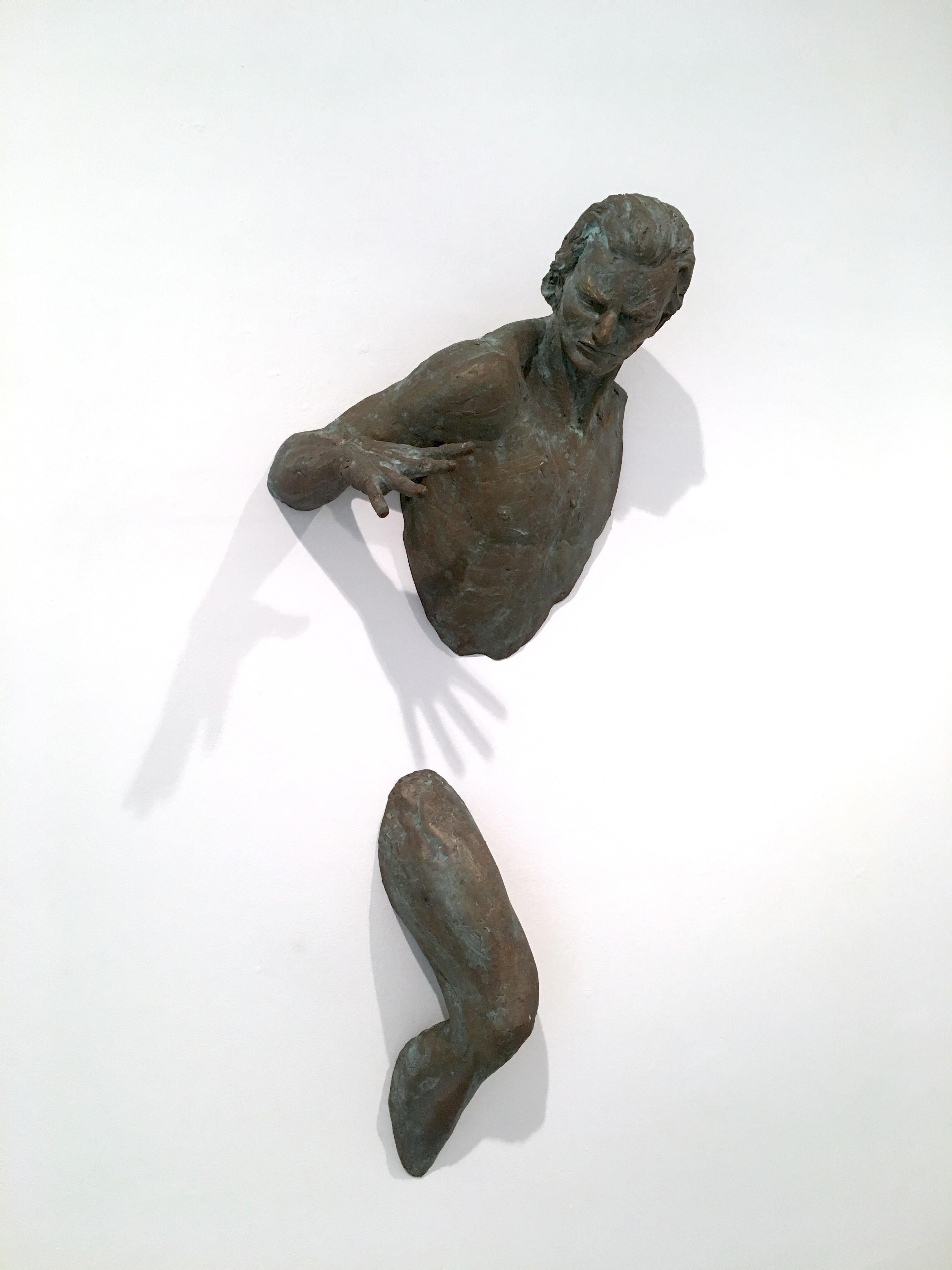 Attraverso​, bronze - Gold Figurative Sculpture by Matteo Pugliese