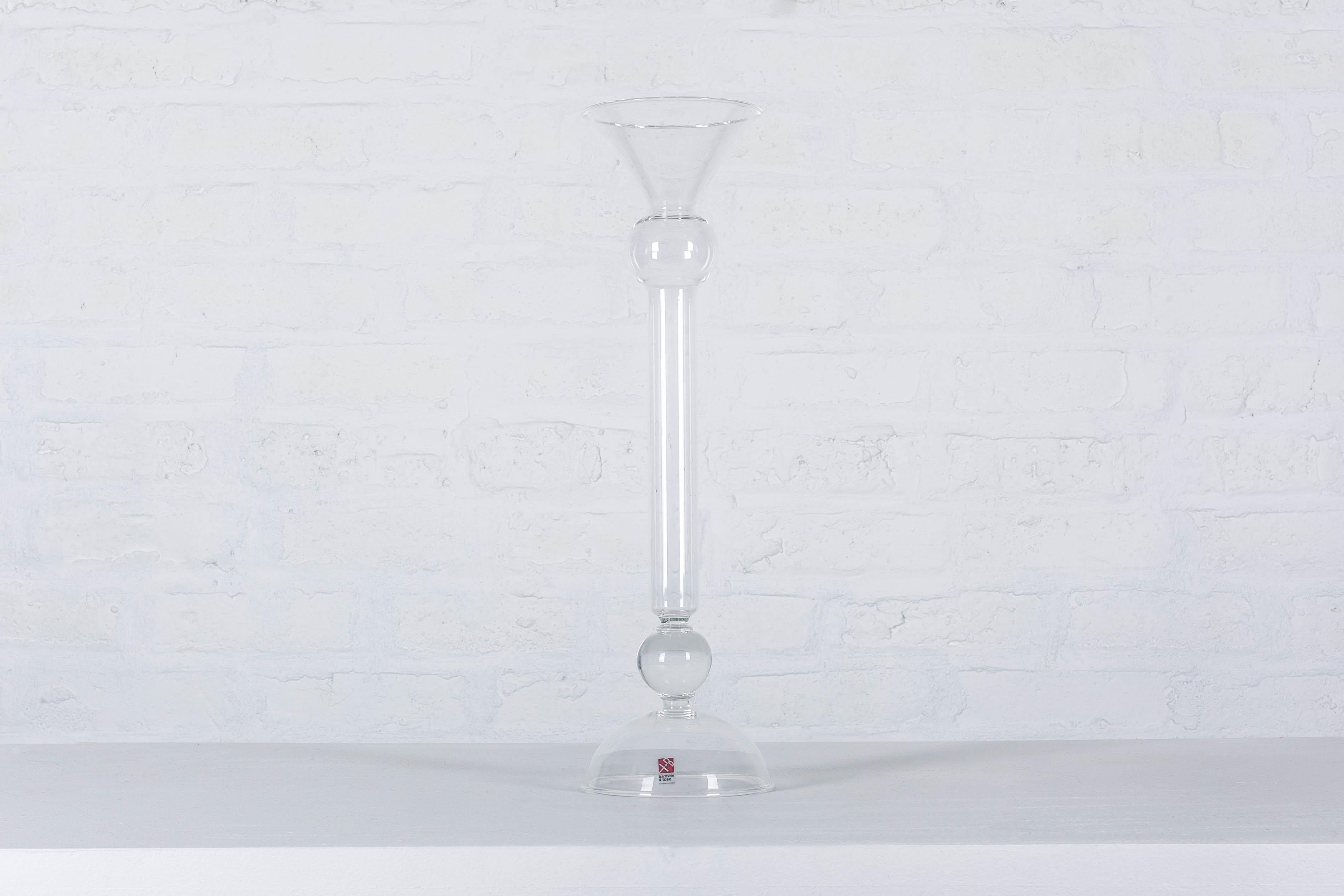 Grande vaso in vetro di Murano, alto 16 pollici, realizzato in Italia nel 1987 da Matteo Thun per Barovier & Toso. Firmato e datato dal designer. Questo vaso ha un design scultoreo, simile a un totem, rafforzato dalle sue forme geometriche. Una base