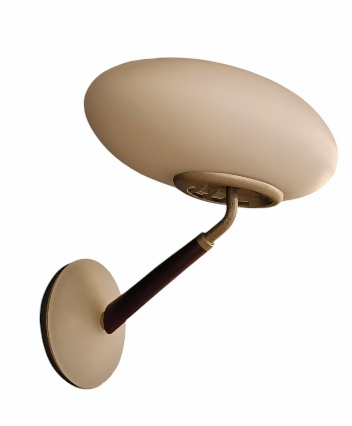 Lampade da parete della serie PAO di Matteo Thun per la Ditta Arteluce. Qui in una rara versione con legno chiaro.
Le luci Pao colpiscono per il loro caratteristico diffusore in vetro opaco. Tuttavia, la combinazione di materiali come il vetro e il