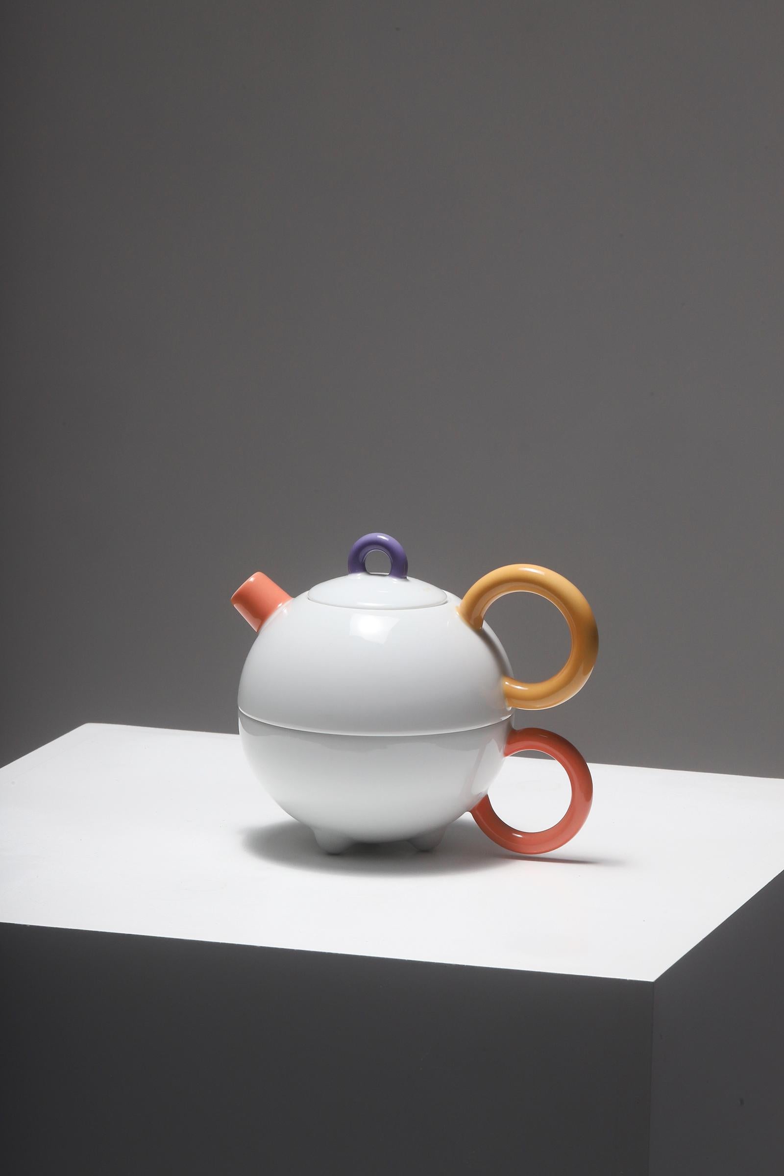 Matteo Thun was one of the co-founders of the Memphis group in 1981. He worked together with many different companies such as Bieffeplast, Swatch and Tiffany. This porcelain tea for one pot he designed for Arzberg, Germany in the 1980s. Thun