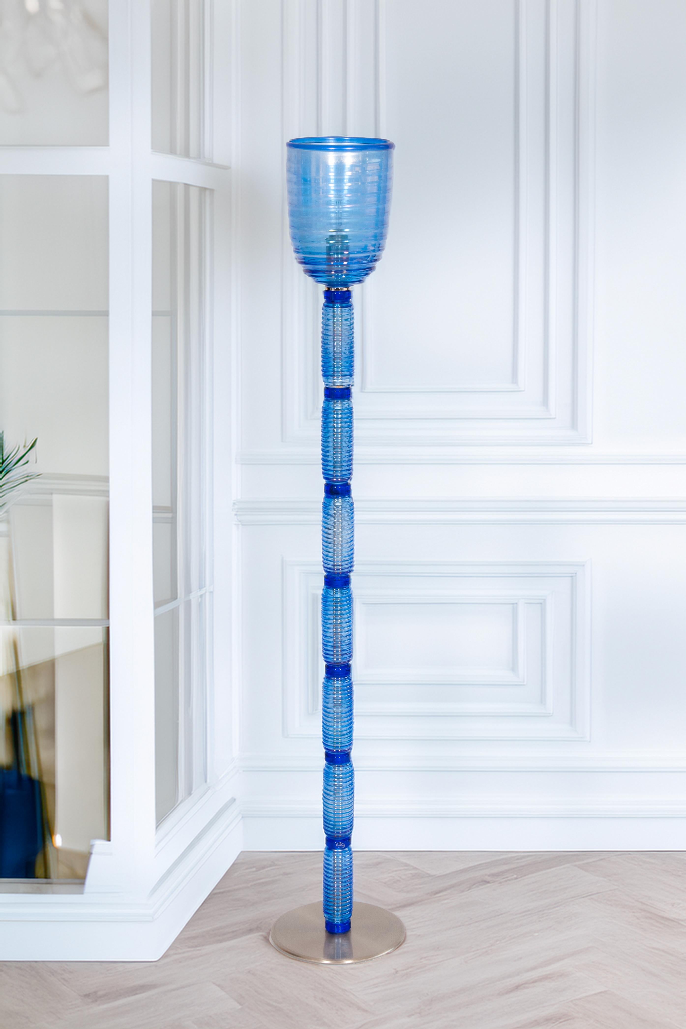 Vintage Murano Gallery: Icónica lámpara de pie de cristal acanalado azul de 1990 en venta 3