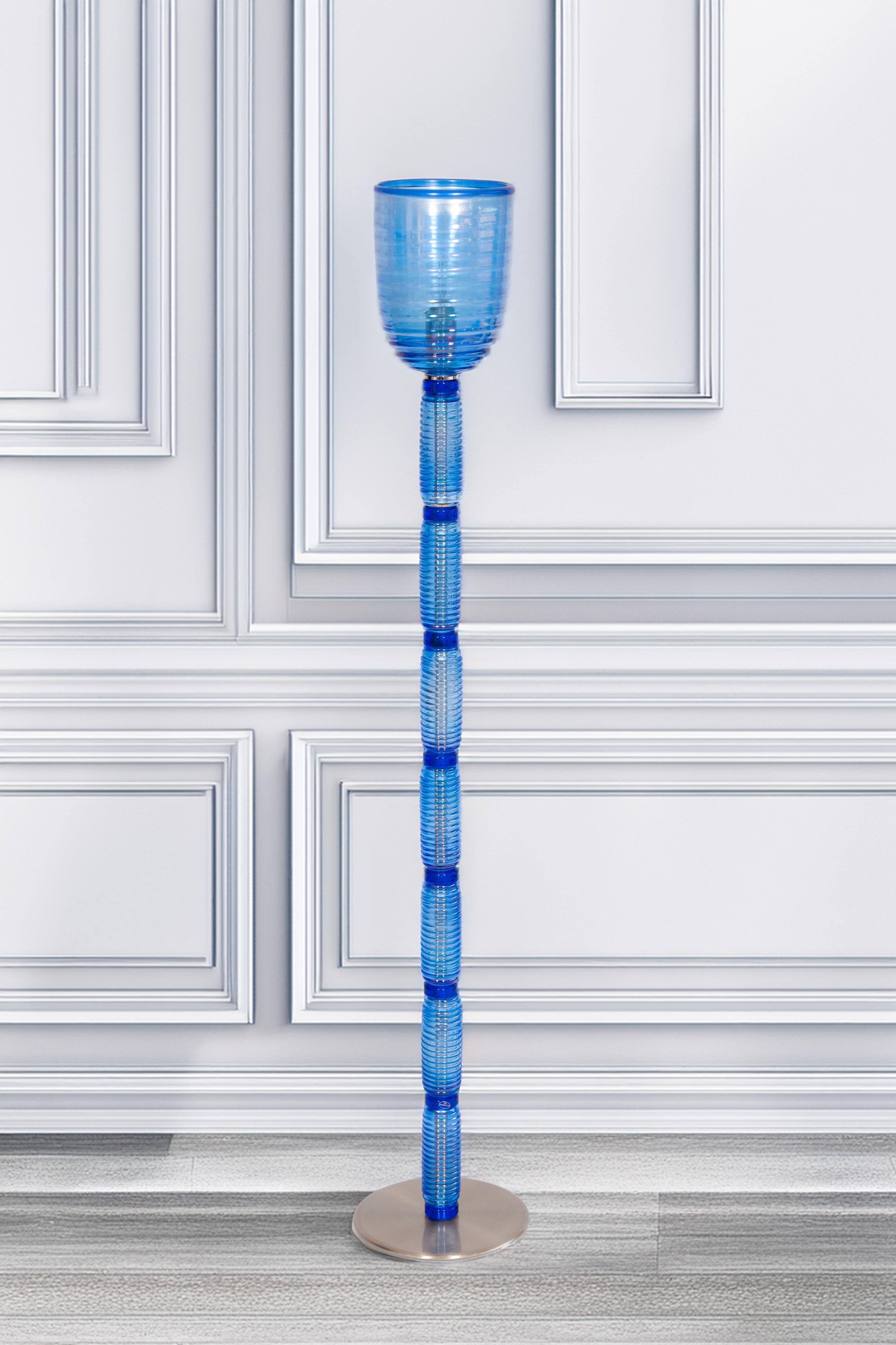 Vintage Murano Gallery: Icónica lámpara de pie de cristal acanalado azul de 1990 en venta 4