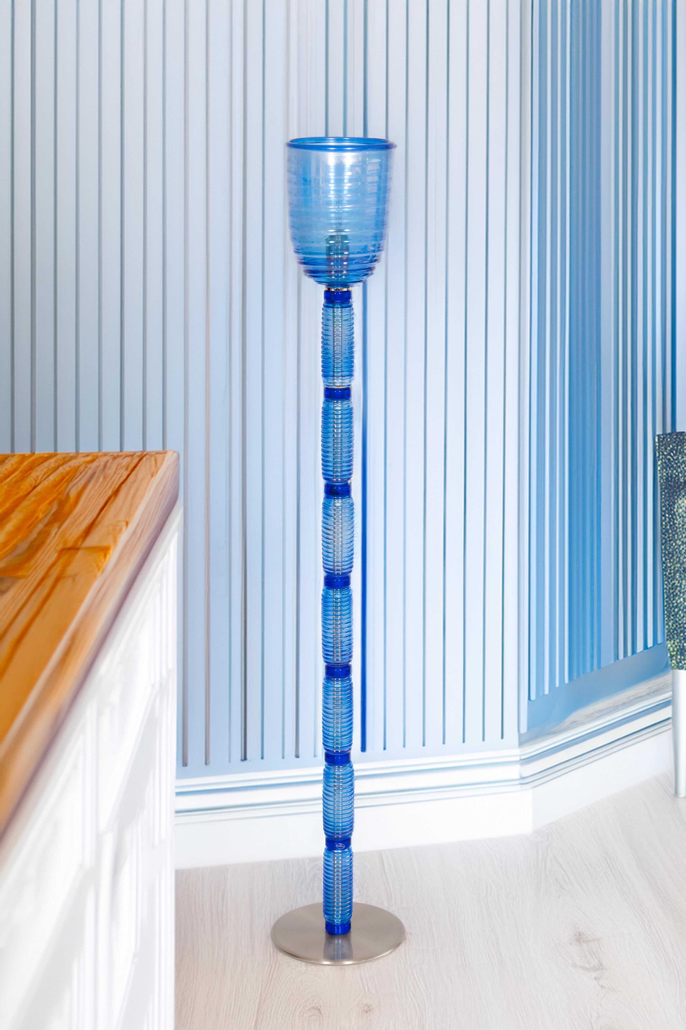 Vintage Murano Gallery: Icónica lámpara de pie de cristal acanalado azul de 1990 en venta 5