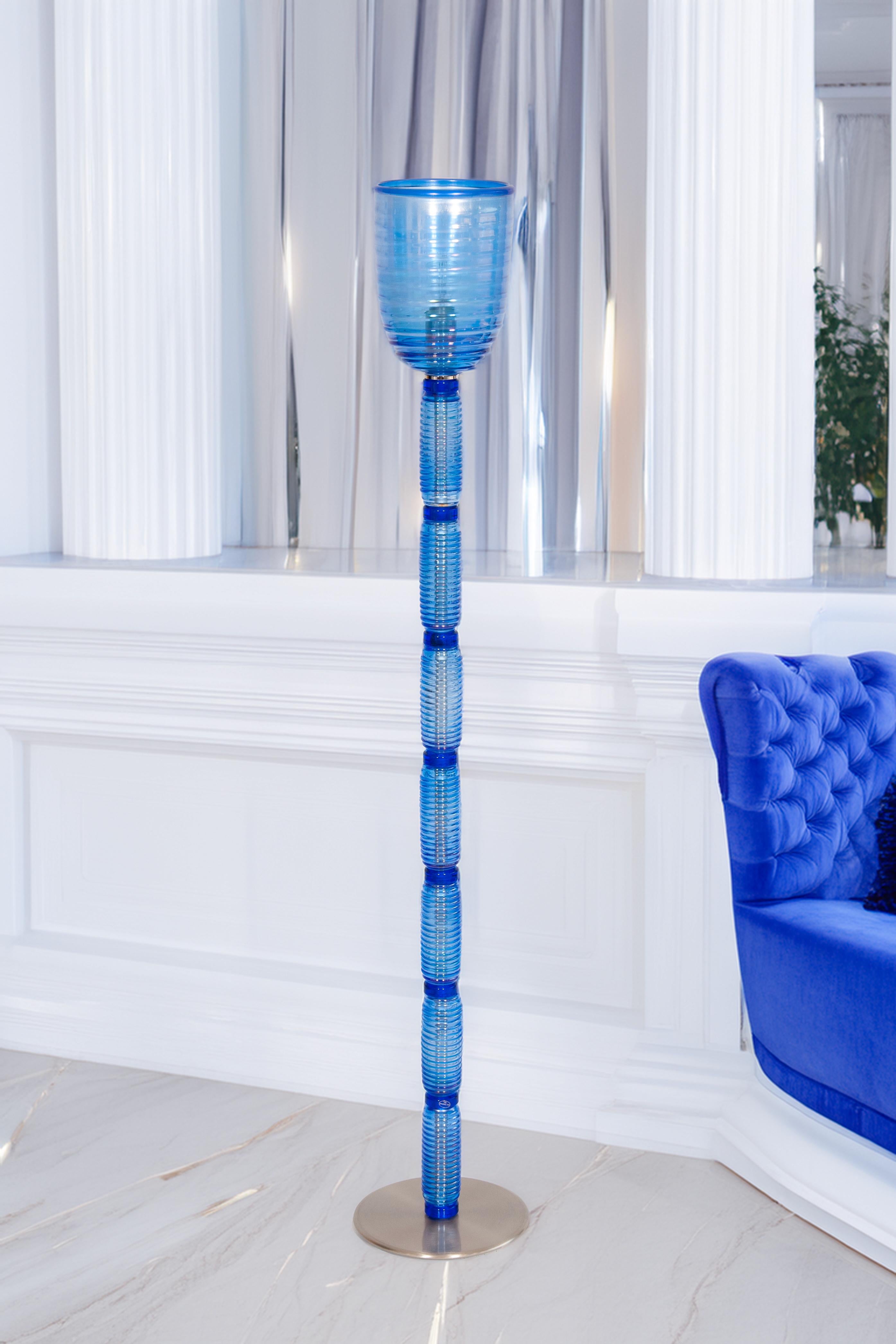 Vintage Murano Gallery: Icónica lámpara de pie de cristal acanalado azul de 1990 en venta 6
