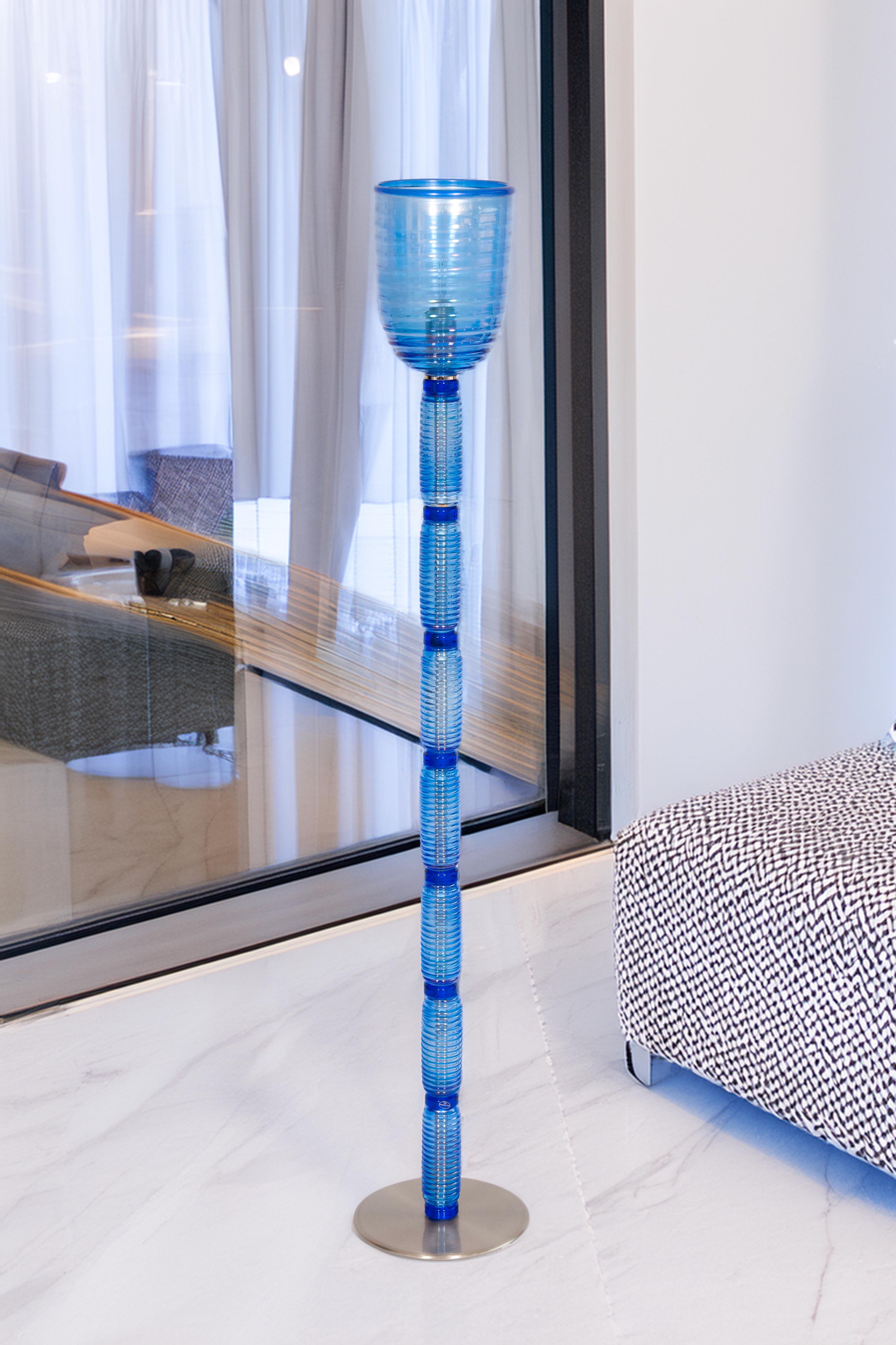 Vintage Murano Gallery: Icónica lámpara de pie de cristal acanalado azul de 1990 en venta 7