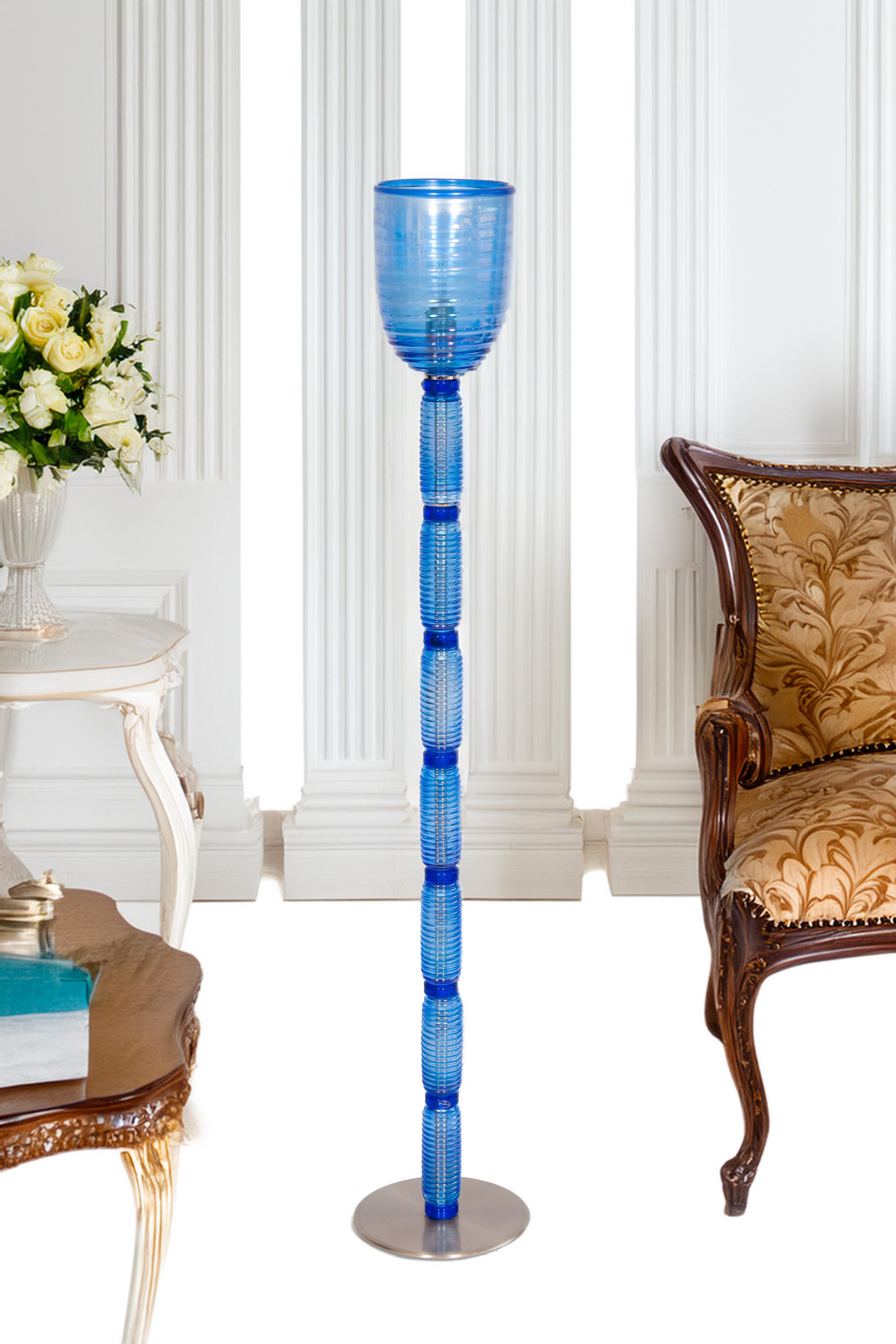 Vintage Murano Gallery: Icónica lámpara de pie de cristal acanalado azul de 1990 en venta 8
