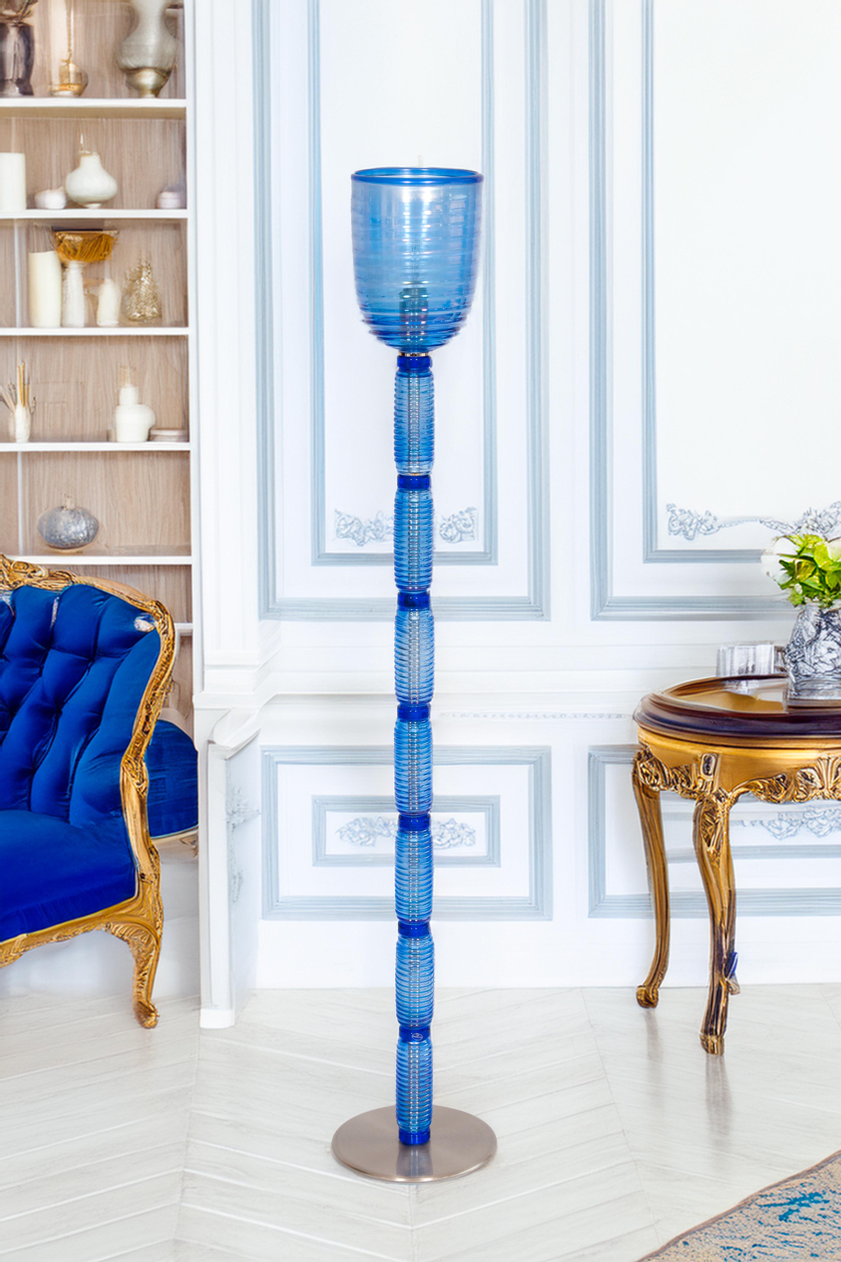 Vintage Murano Gallery: Icónica lámpara de pie de cristal acanalado azul de 1990 en venta 9