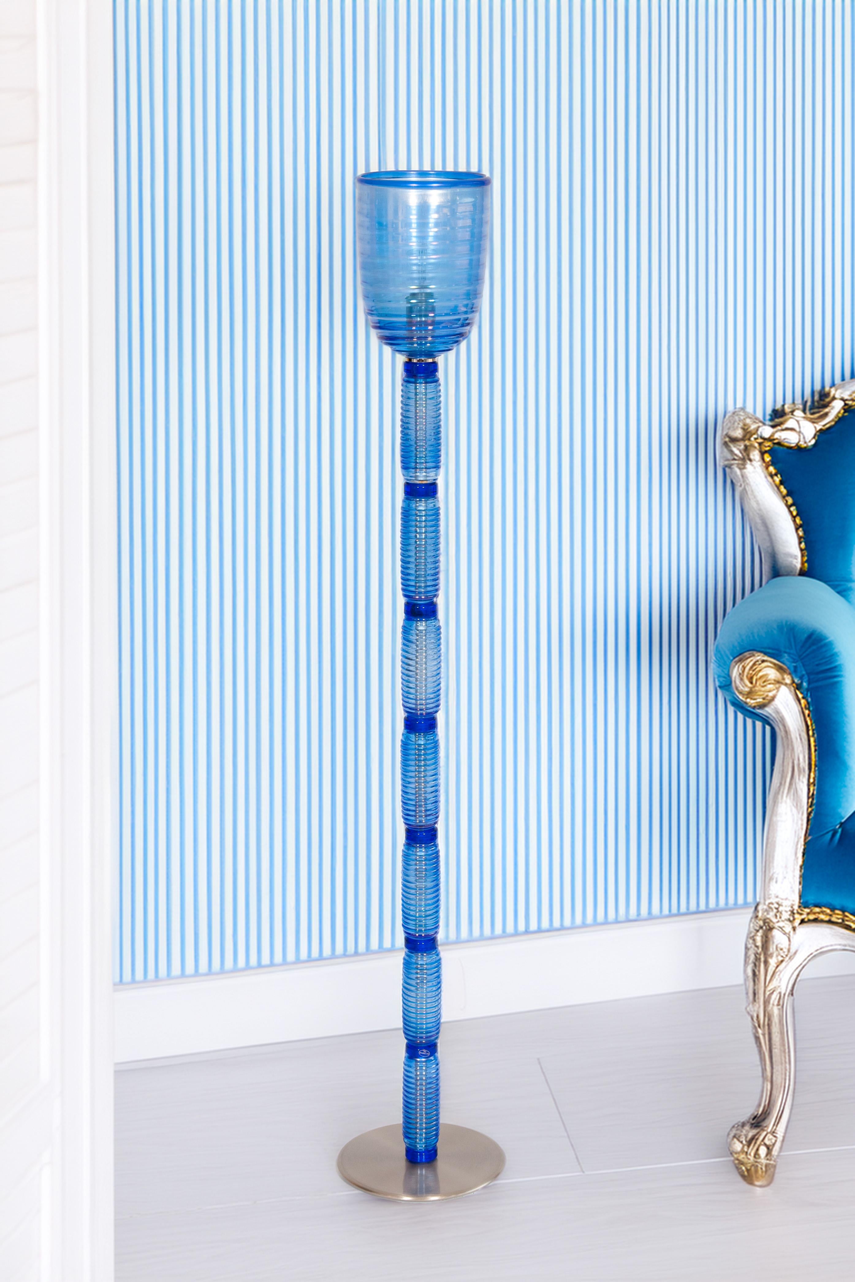 Vintage Murano Gallery: Icónica lámpara de pie de cristal acanalado azul de 1990 en venta 10