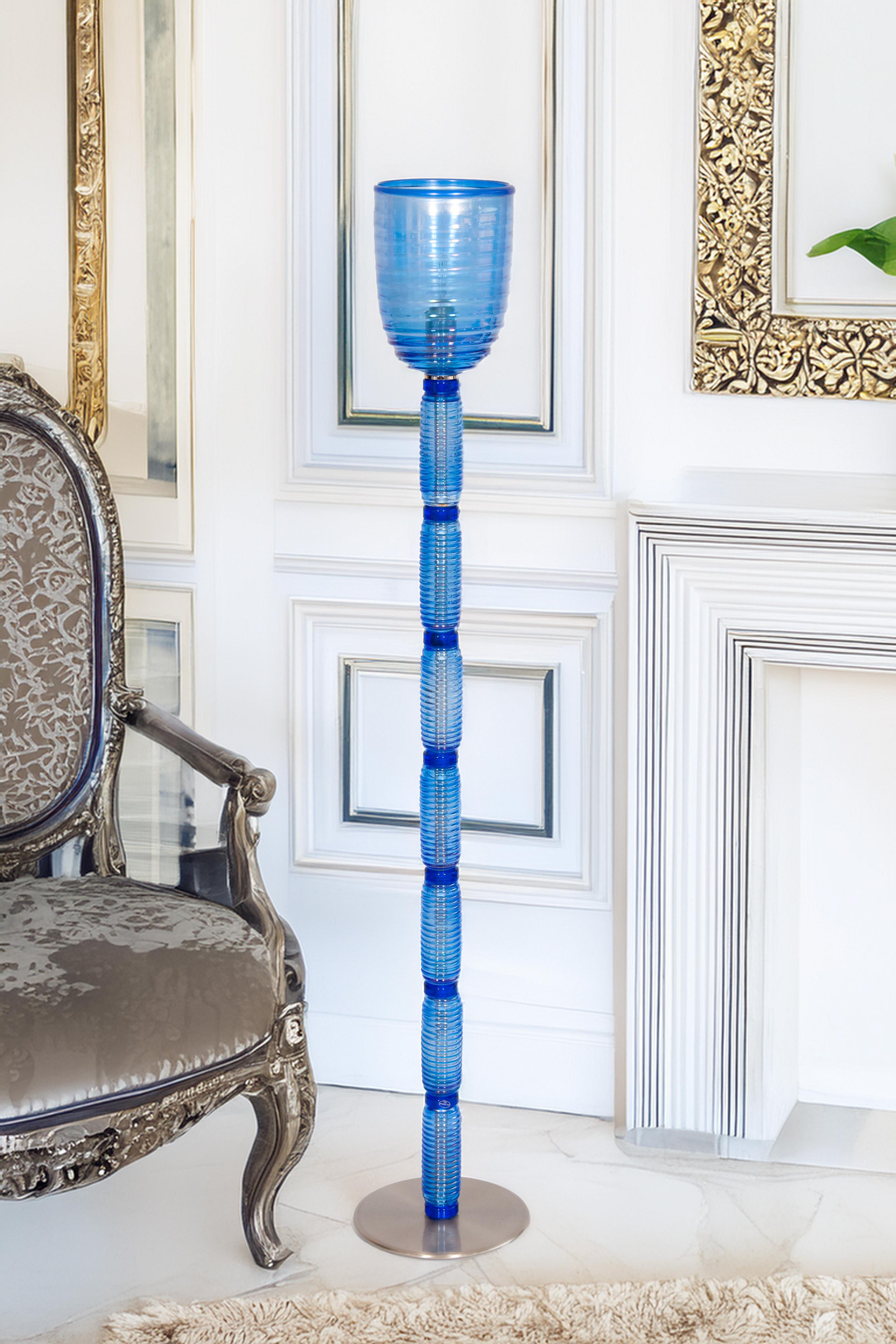 Vintage Murano Gallery: Icónica lámpara de pie de cristal acanalado azul de 1990 en venta 11