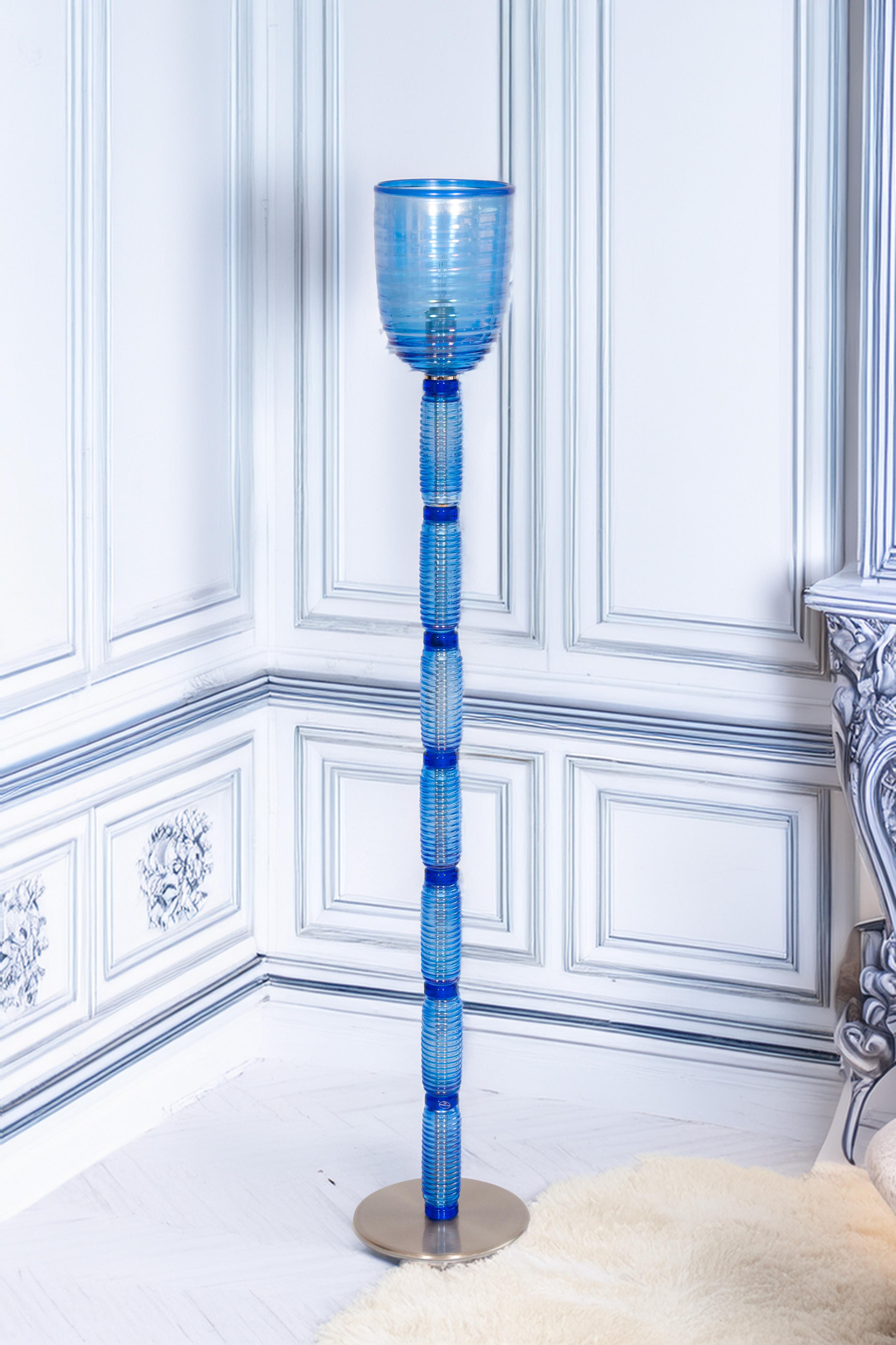 Vintage Murano Gallery: Icónica lámpara de pie de cristal acanalado azul de 1990 en venta 12