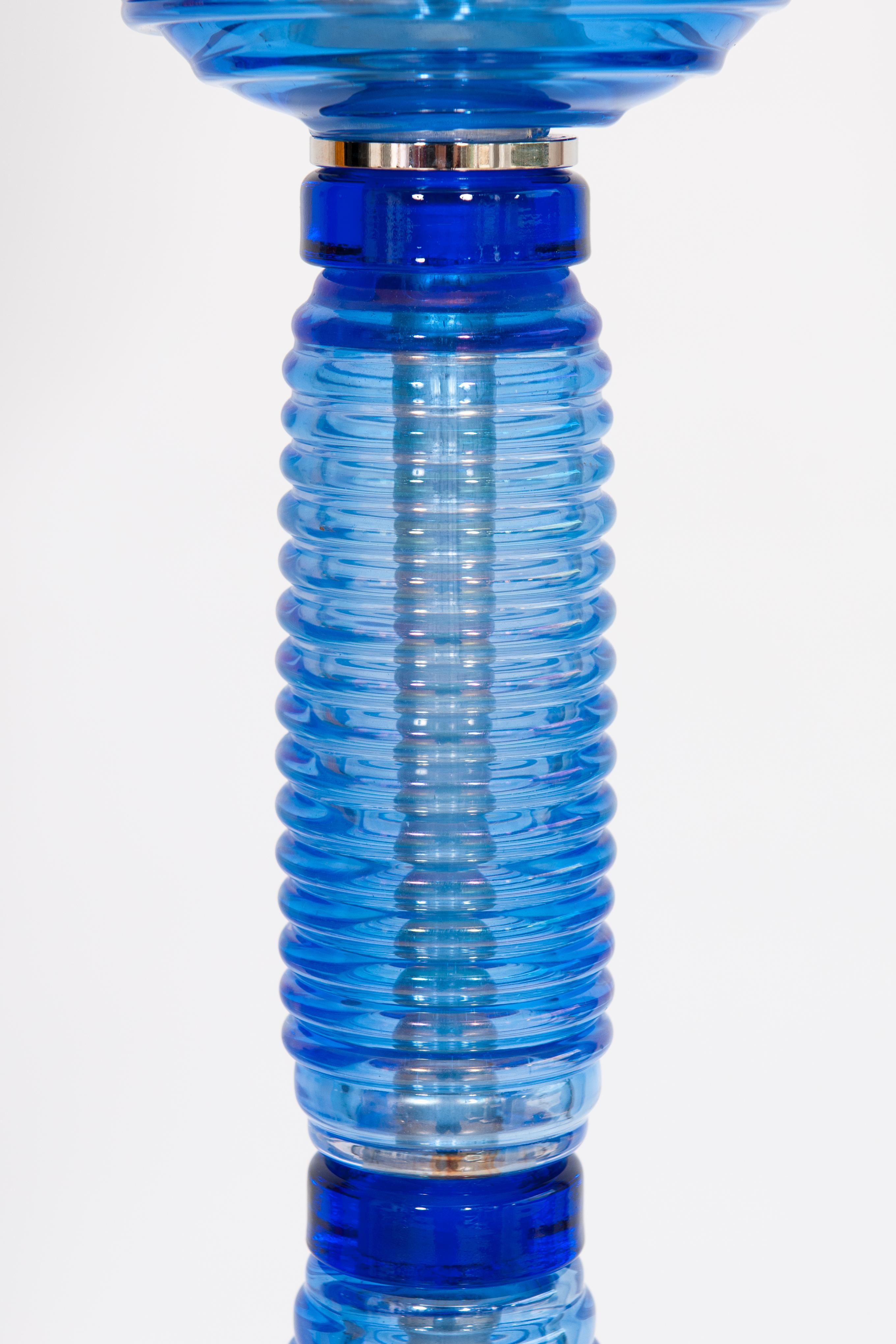 Vintage Murano Gallery: Icónica lámpara de pie de cristal acanalado azul de 1990 Italiano en venta