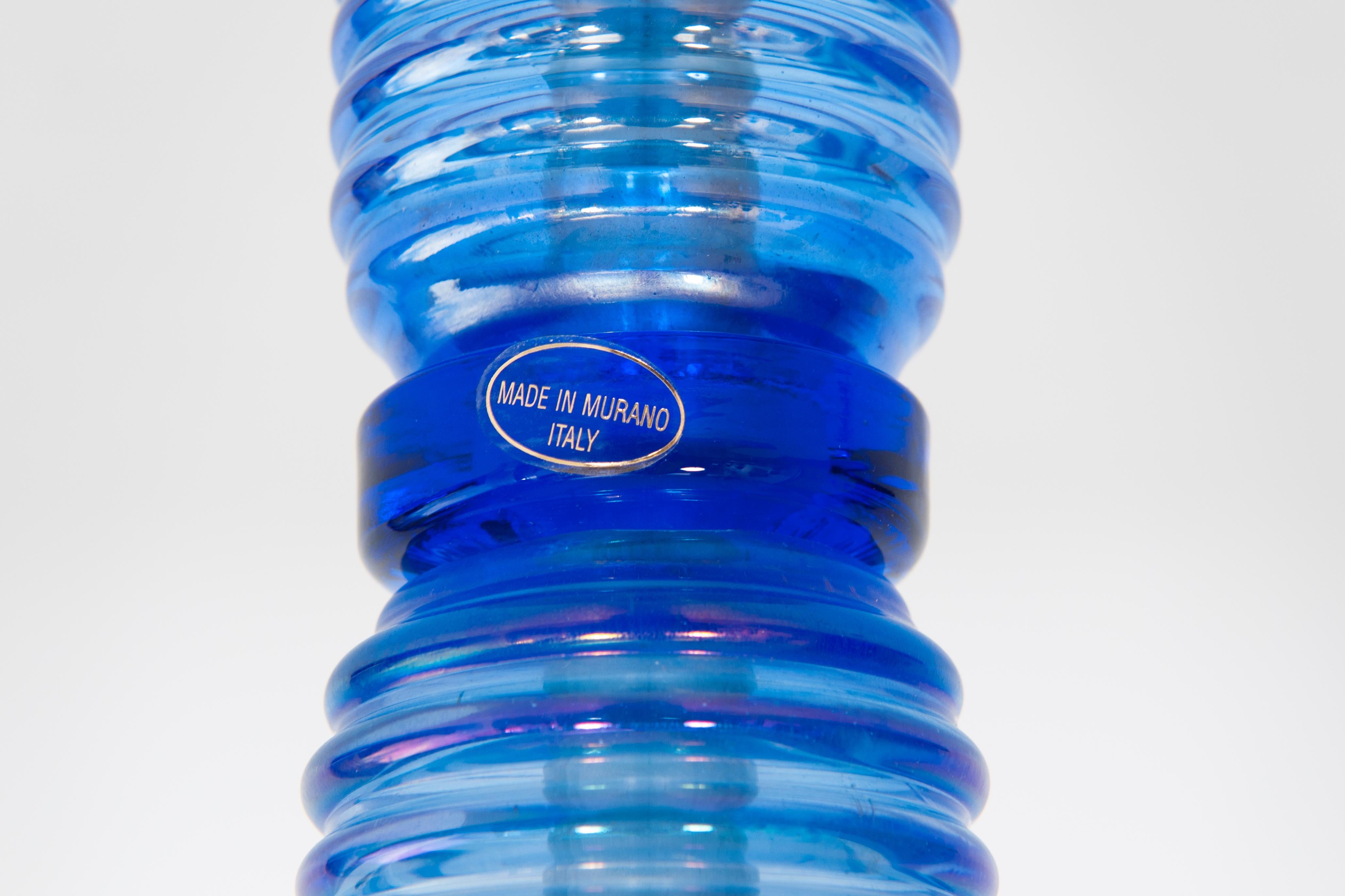 Vintage Murano Gallery: Icónica lámpara de pie de cristal acanalado azul de 1990 Hecho a mano en venta
