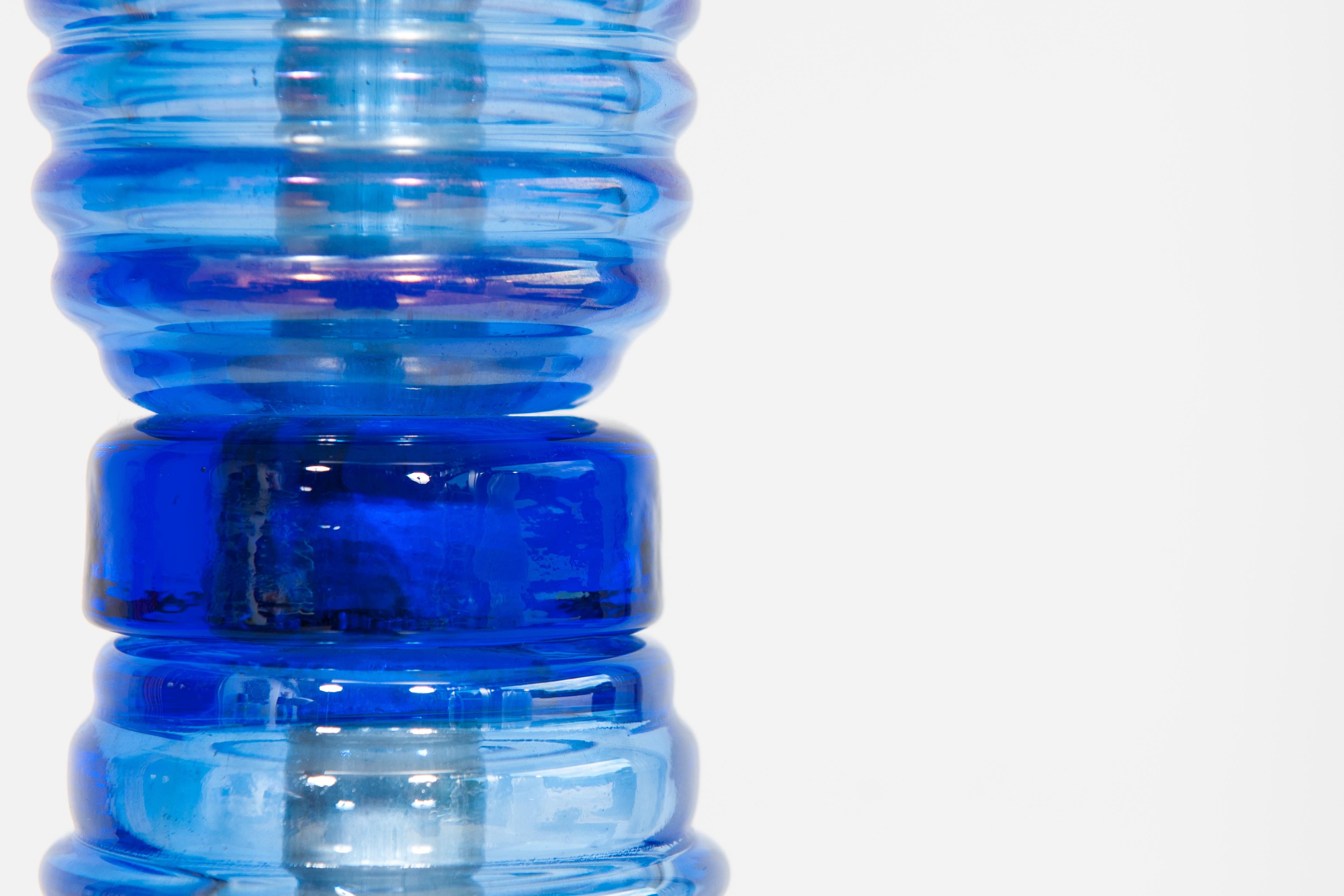 Vintage Murano Gallery: Icónica lámpara de pie de cristal acanalado azul de 1990 finales del siglo XX en venta