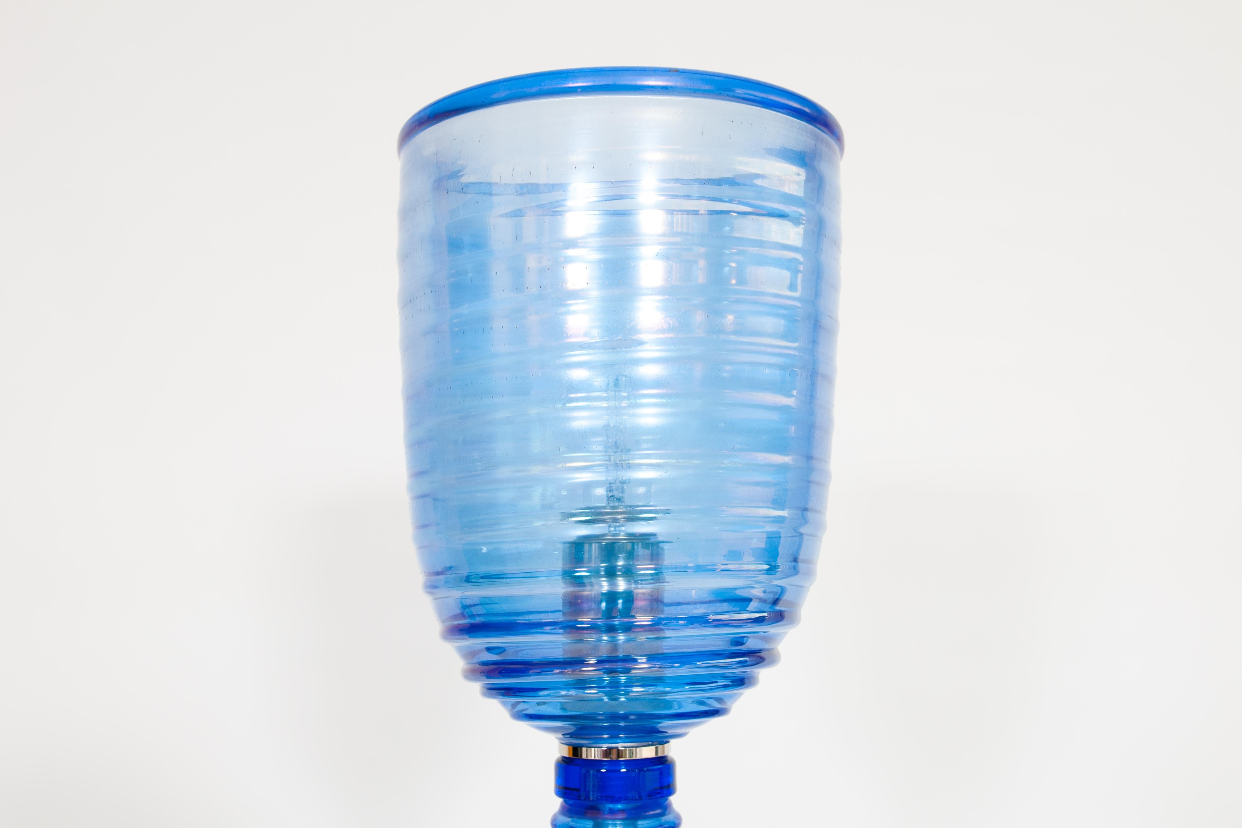 Vintage Murano Gallery: Icónica lámpara de pie de cristal acanalado azul de 1990 Vidrio en venta