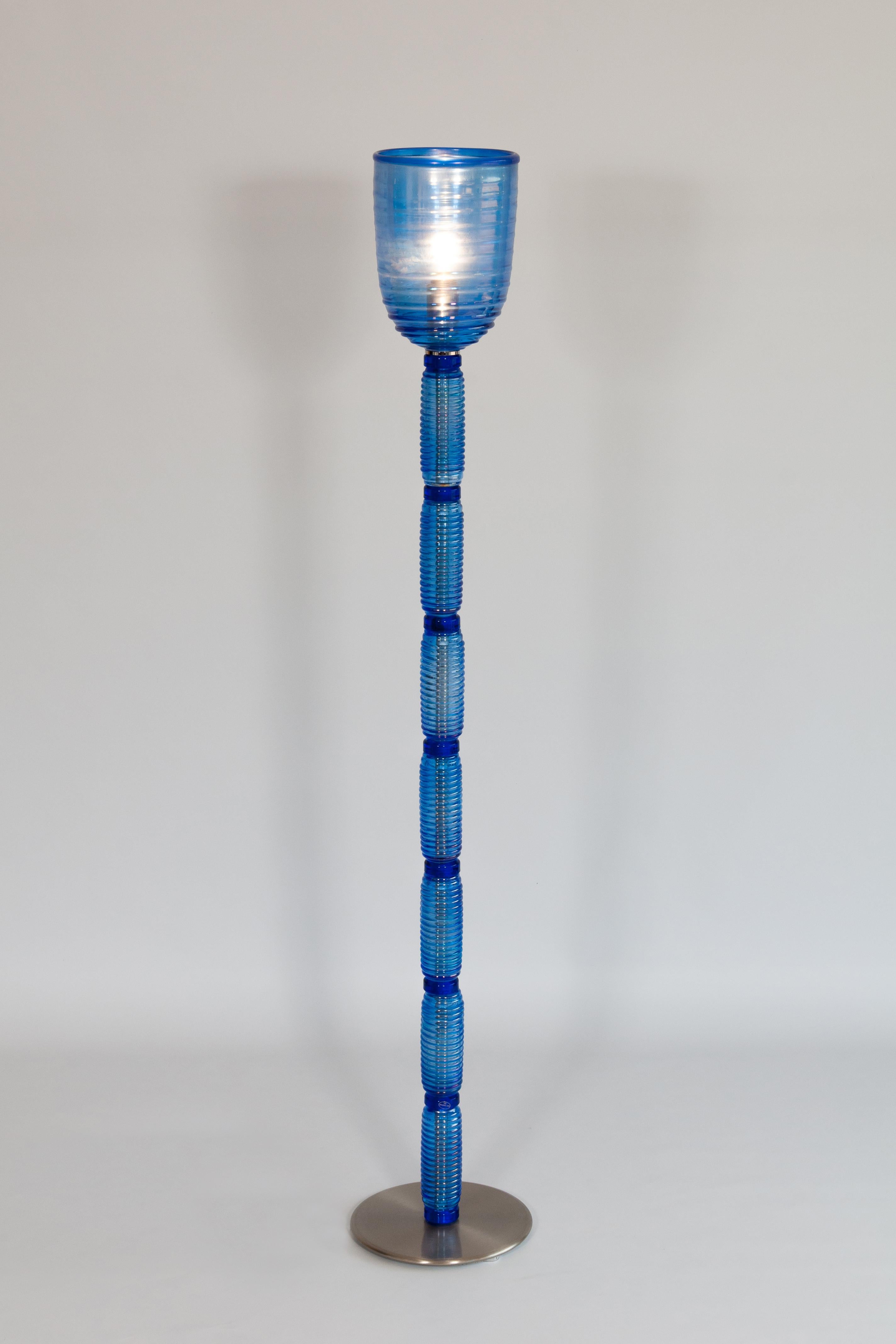 Vintage Murano Gallery: Icónica lámpara de pie de cristal acanalado azul de 1990 en venta 1