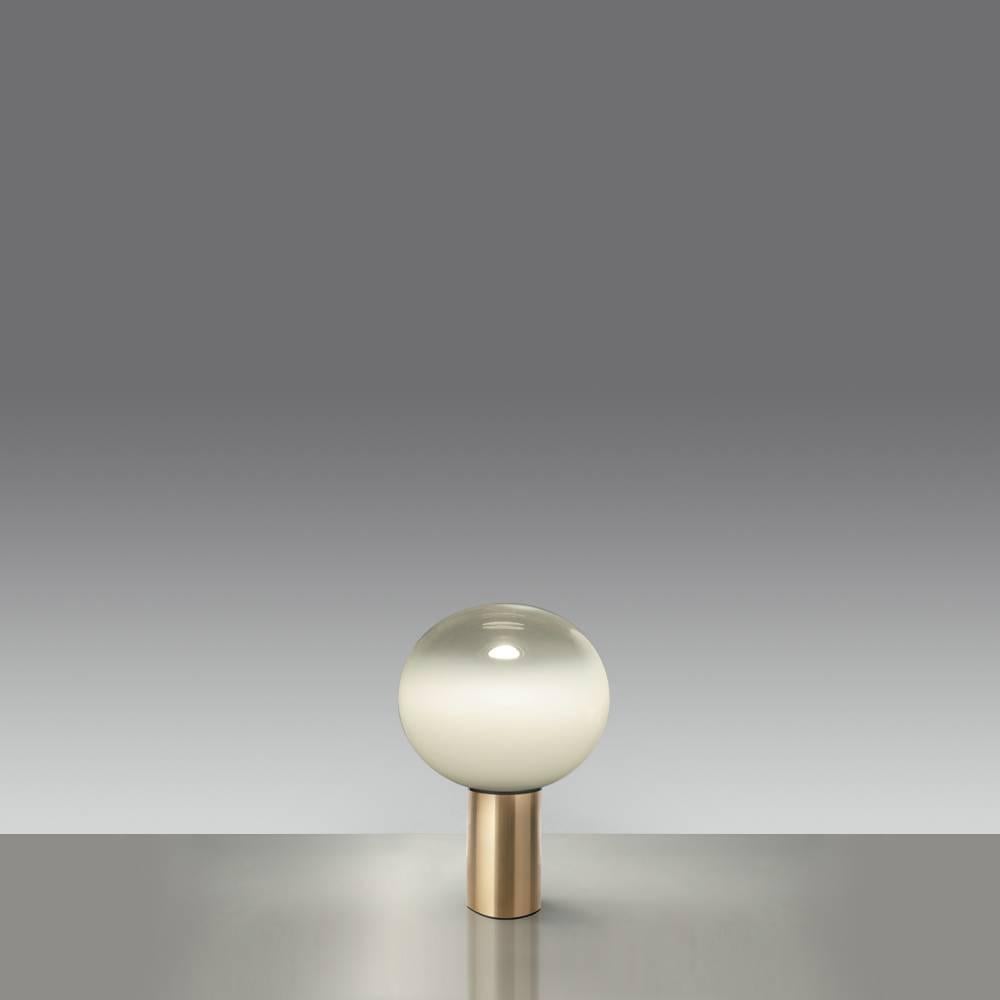 Peint Petite lampe de table en verre et métal doré 'Laguna 16' de Mattheo Thun pour Artemide en vente
