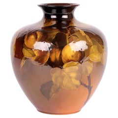 Monumentale Matthew Andrew Daly-Vase aus Eichelholz mit Früchten
