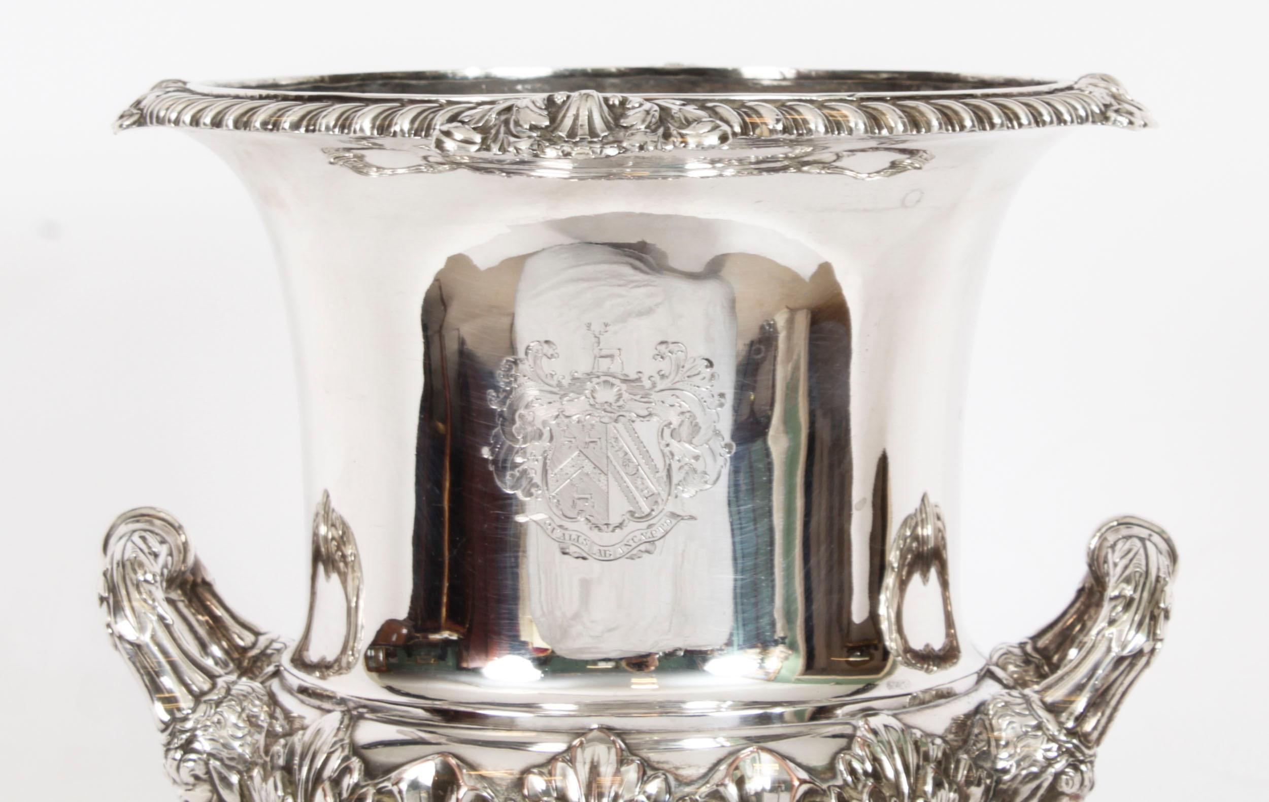 Se trata de una elegante cubitera o enfriador de vino inglés antiguo de plata chapada en Sheffield sobre cobre, fechado hacia 1790 y con las marcas de sol del mundialmente famoso platero Matthew Boulton.

El enfriador tiene forma de balaustre de