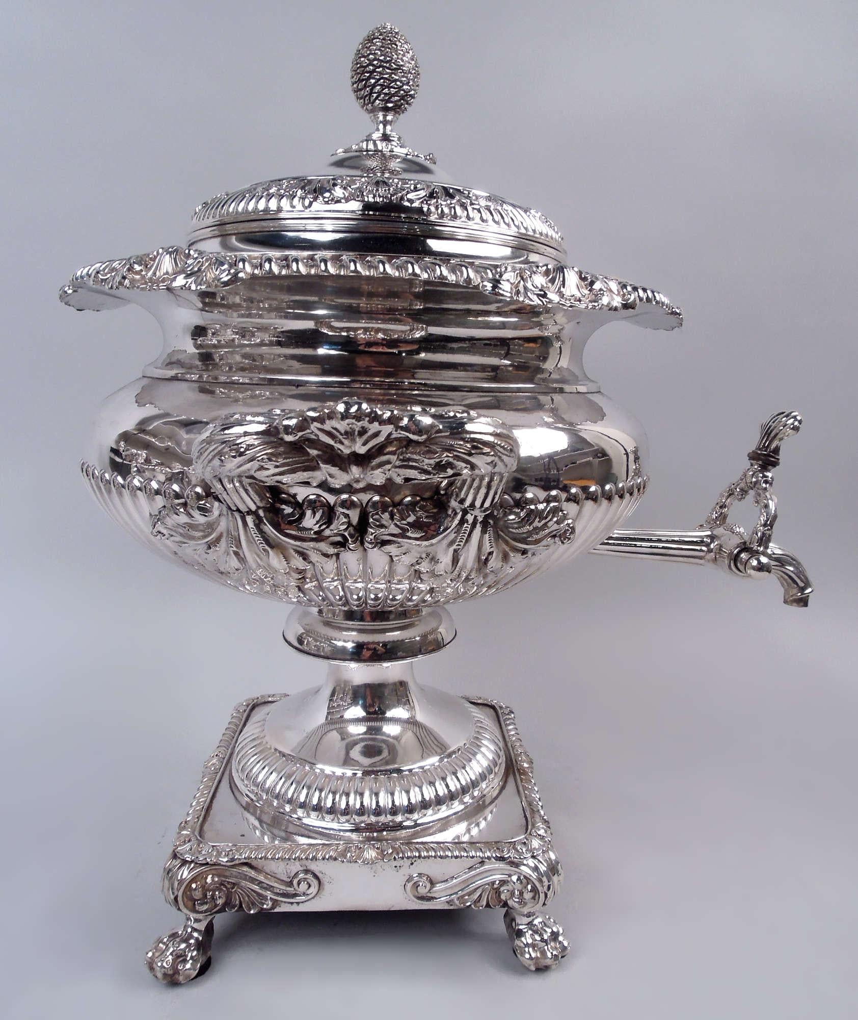 Matthew Boulton English Georgian Regency Sheffield Plate Hot Water Urn (Urne à eau chaude) Bon état - En vente à New York, NY