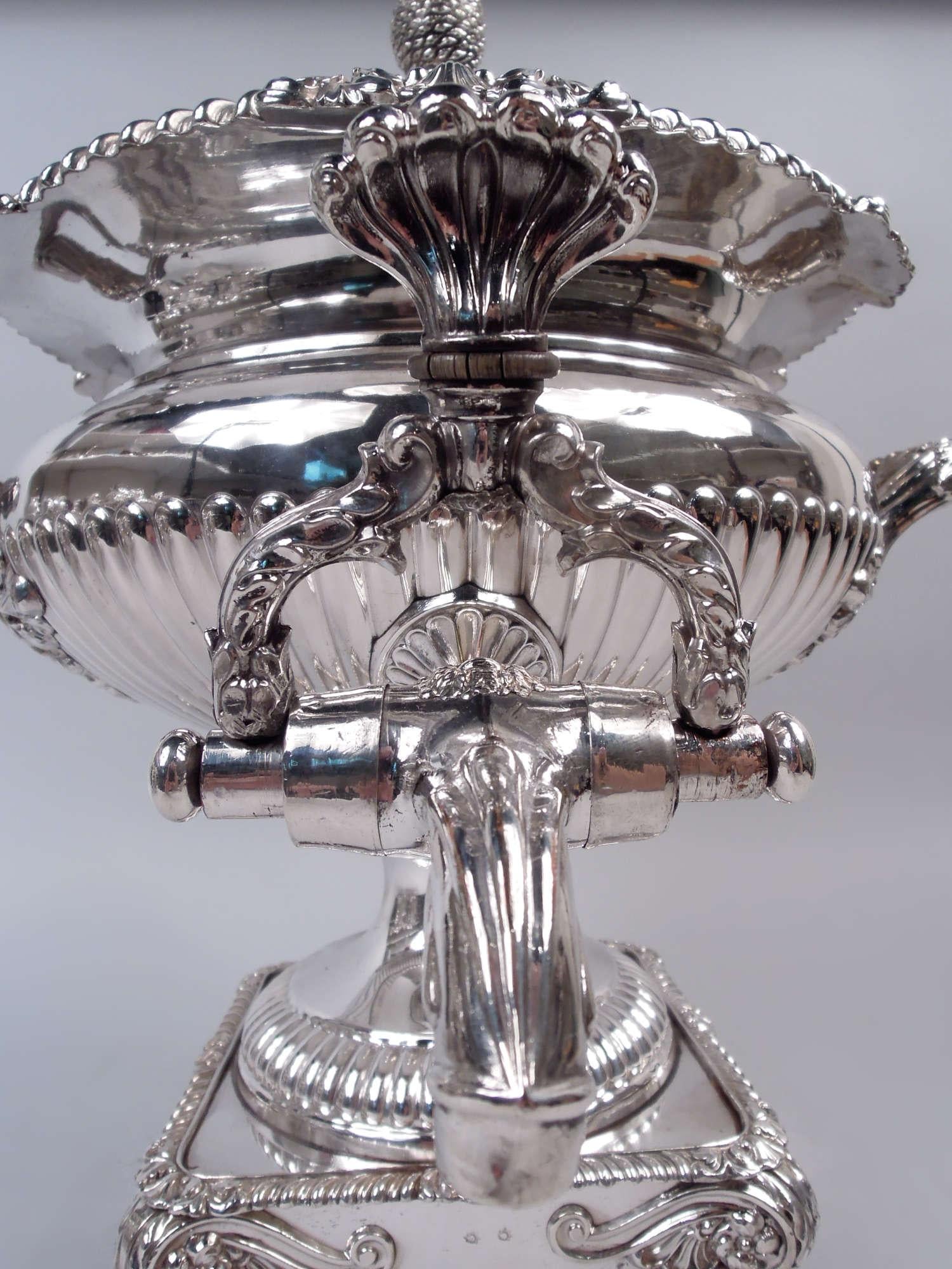XIXe siècle Matthew Boulton English Georgian Regency Sheffield Plate Hot Water Urn (Urne à eau chaude) en vente