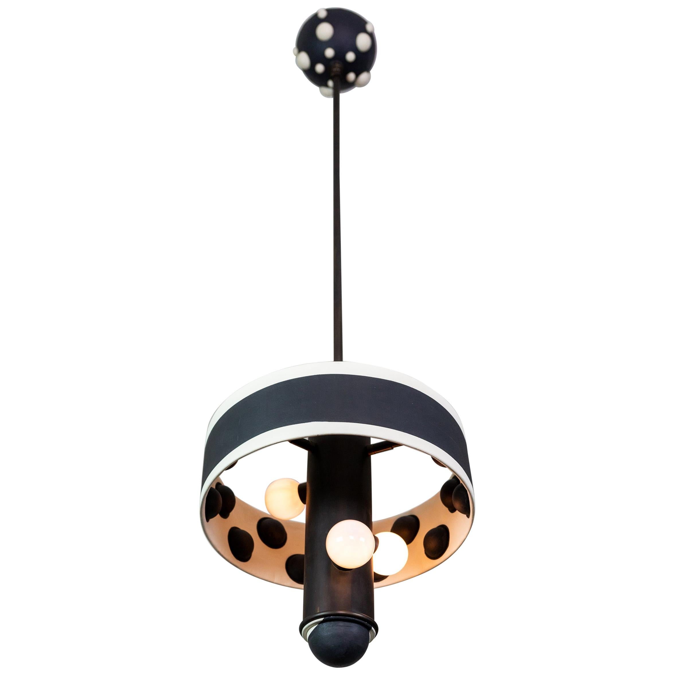 Lampe à suspension contemporaine en laiton sculptée à la main Matthew de Kalin Asenov Studio en vente