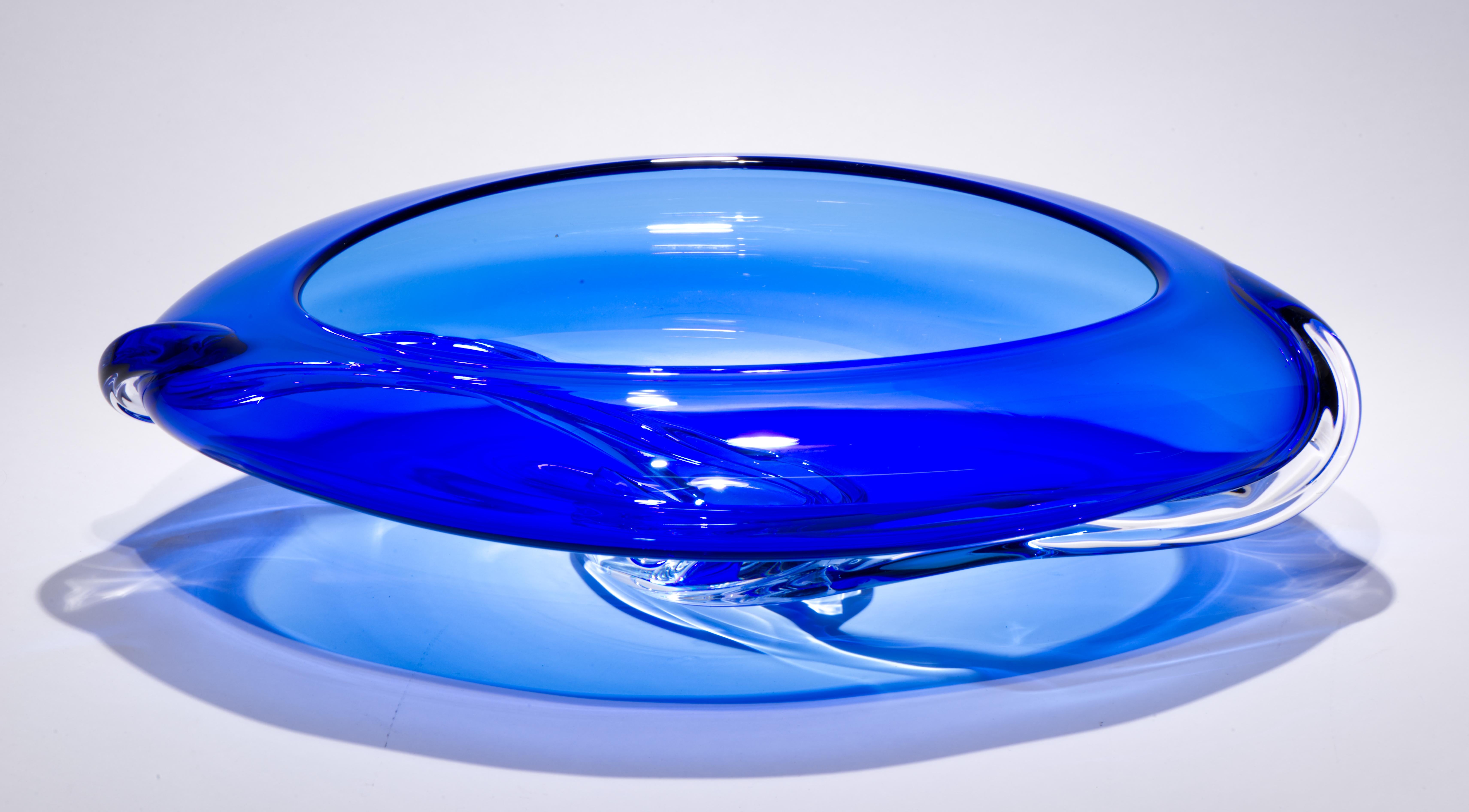  Gran cuenco vintage de vidrio artístico con forma oval alargada y borde ancho invertido. El cuerpo del cuenco está hecho de vidrio azul cobalto; el vidrio coloreado está recubierto de una capa de vidrio transparente en técnica de sommerso, formando