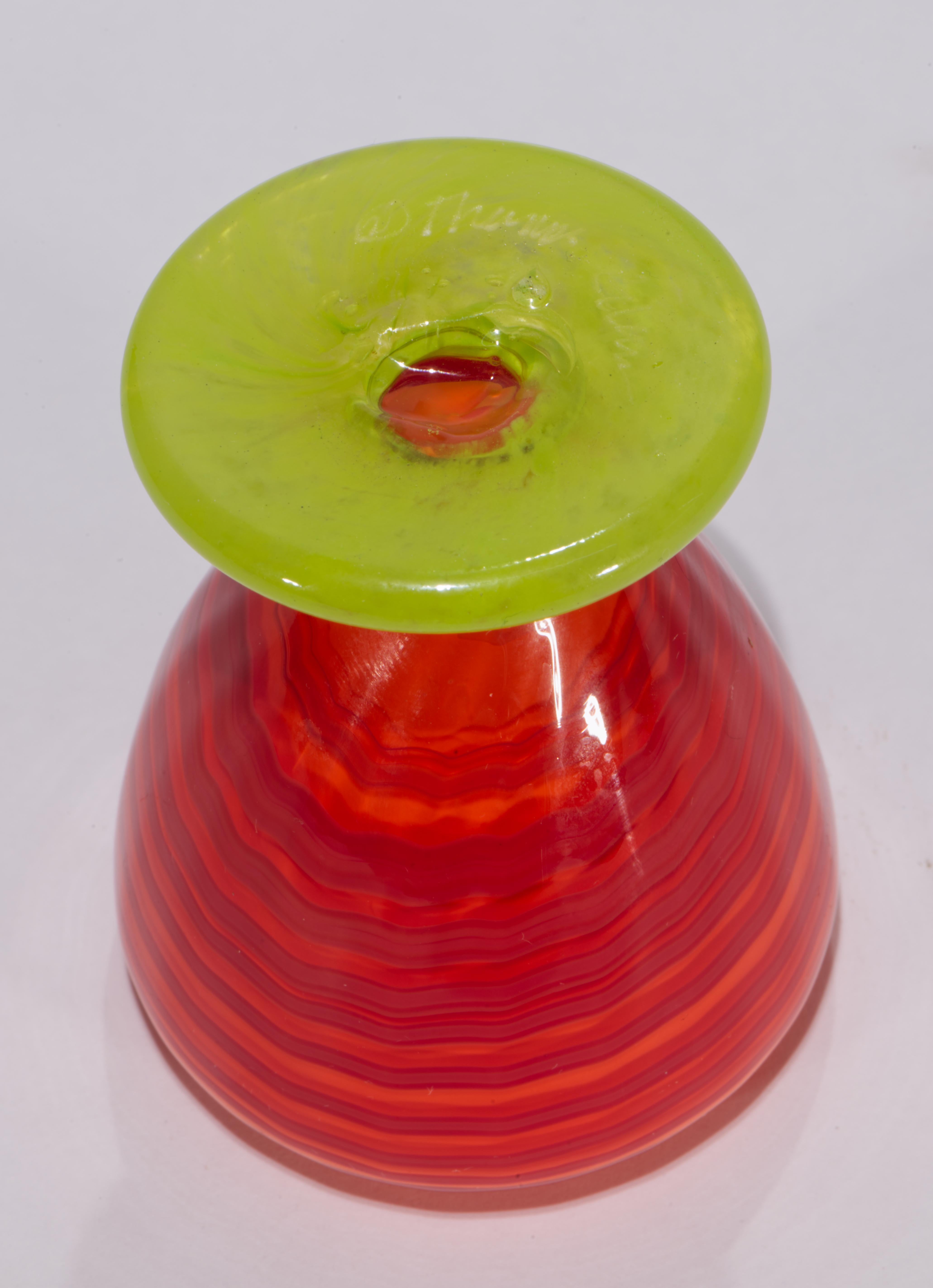 Postmoderno Matthew Buechner for Thames Glass Urn Bud Vase, American Studio Glass in vendita