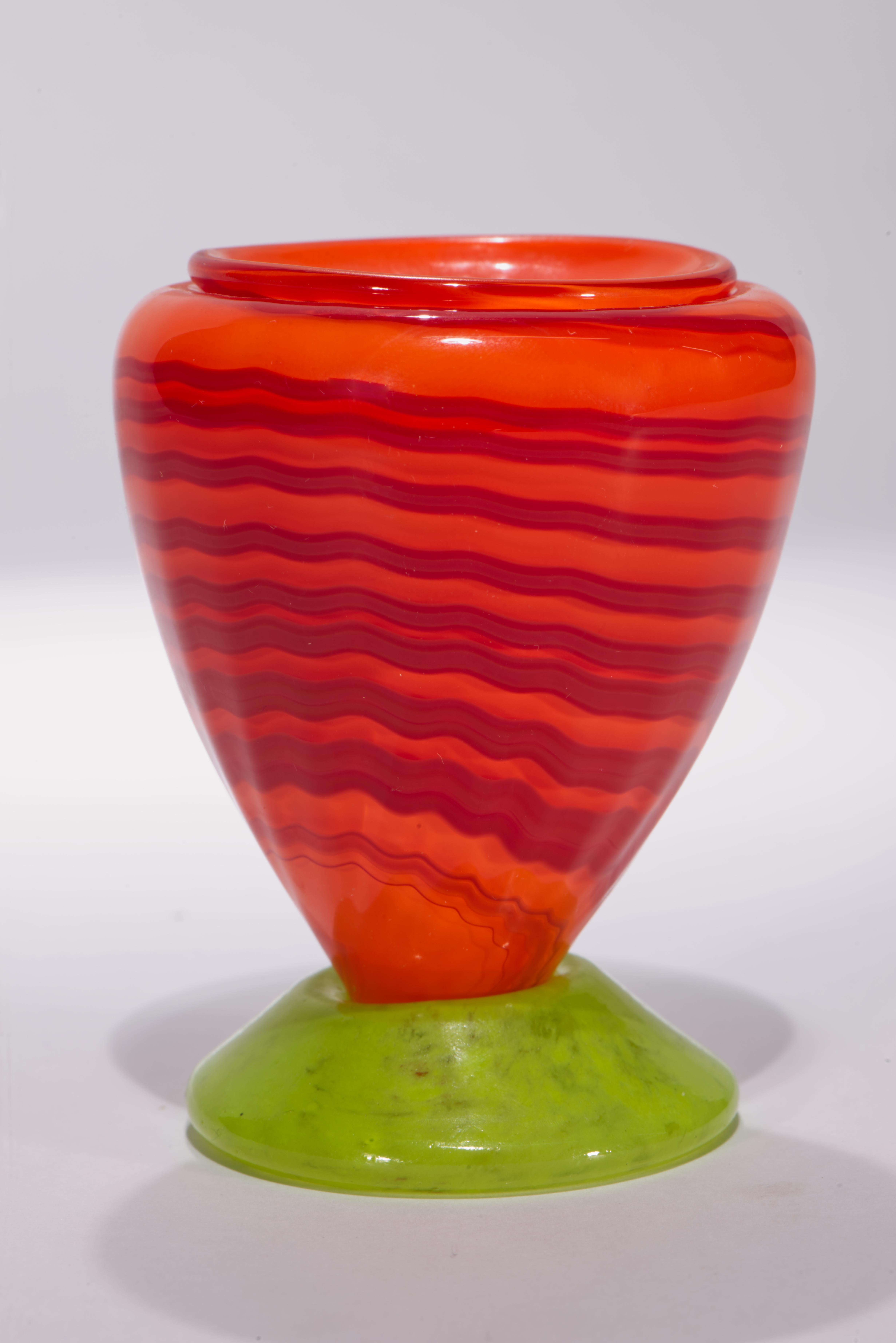 Fatto a mano Matthew Buechner for Thames Glass Urn Bud Vase, American Studio Glass in vendita