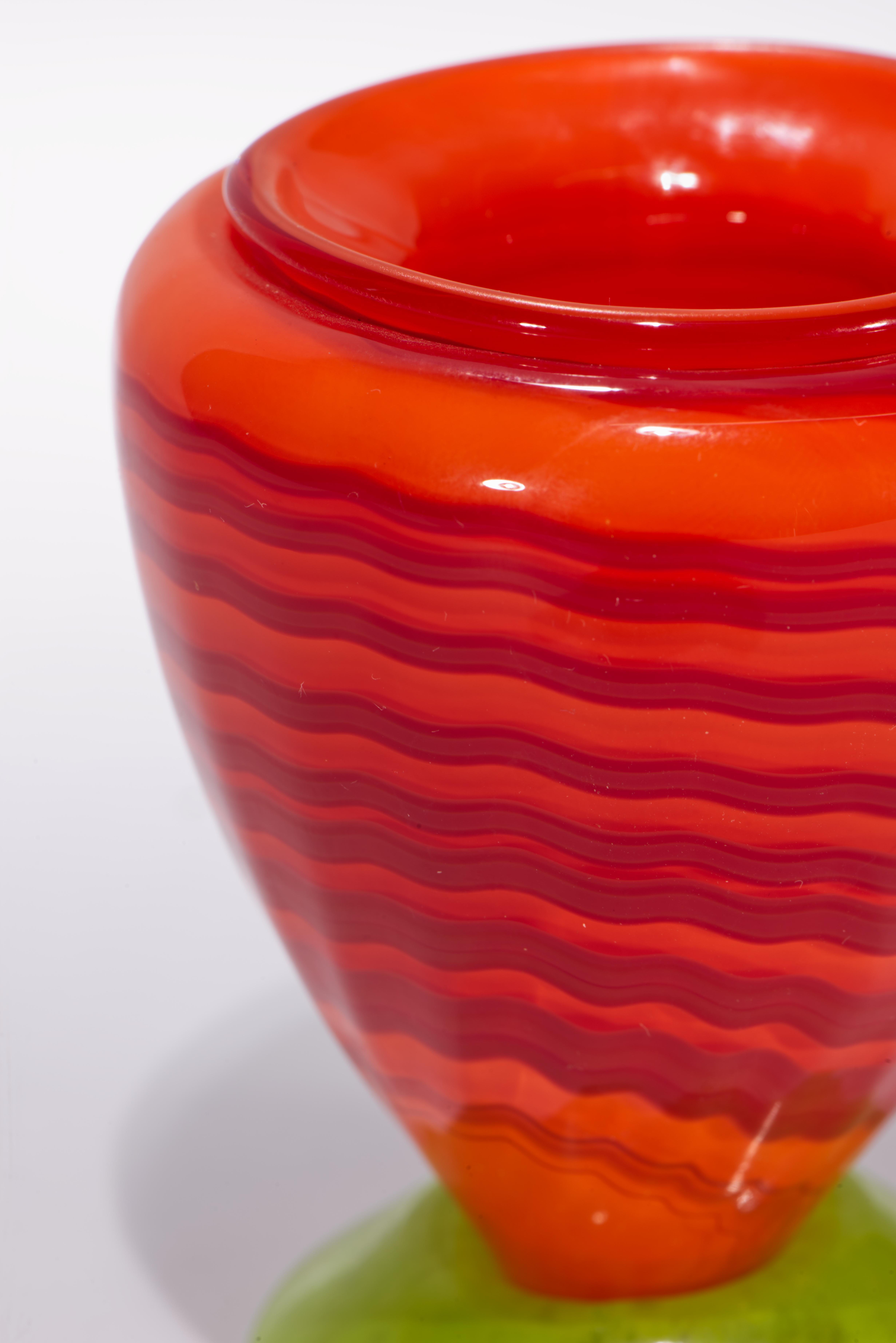 XX secolo Matthew Buechner for Thames Glass Urn Bud Vase, American Studio Glass in vendita