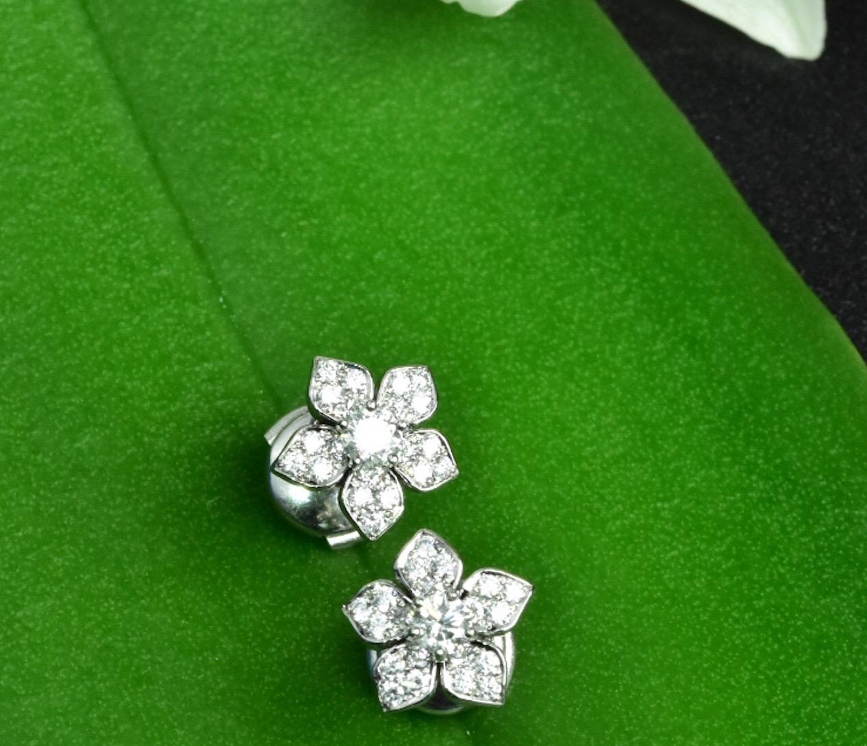 Matthew Cambery, boucles d'oreilles fleur en platine et diamants Neuf - En vente à London, GB