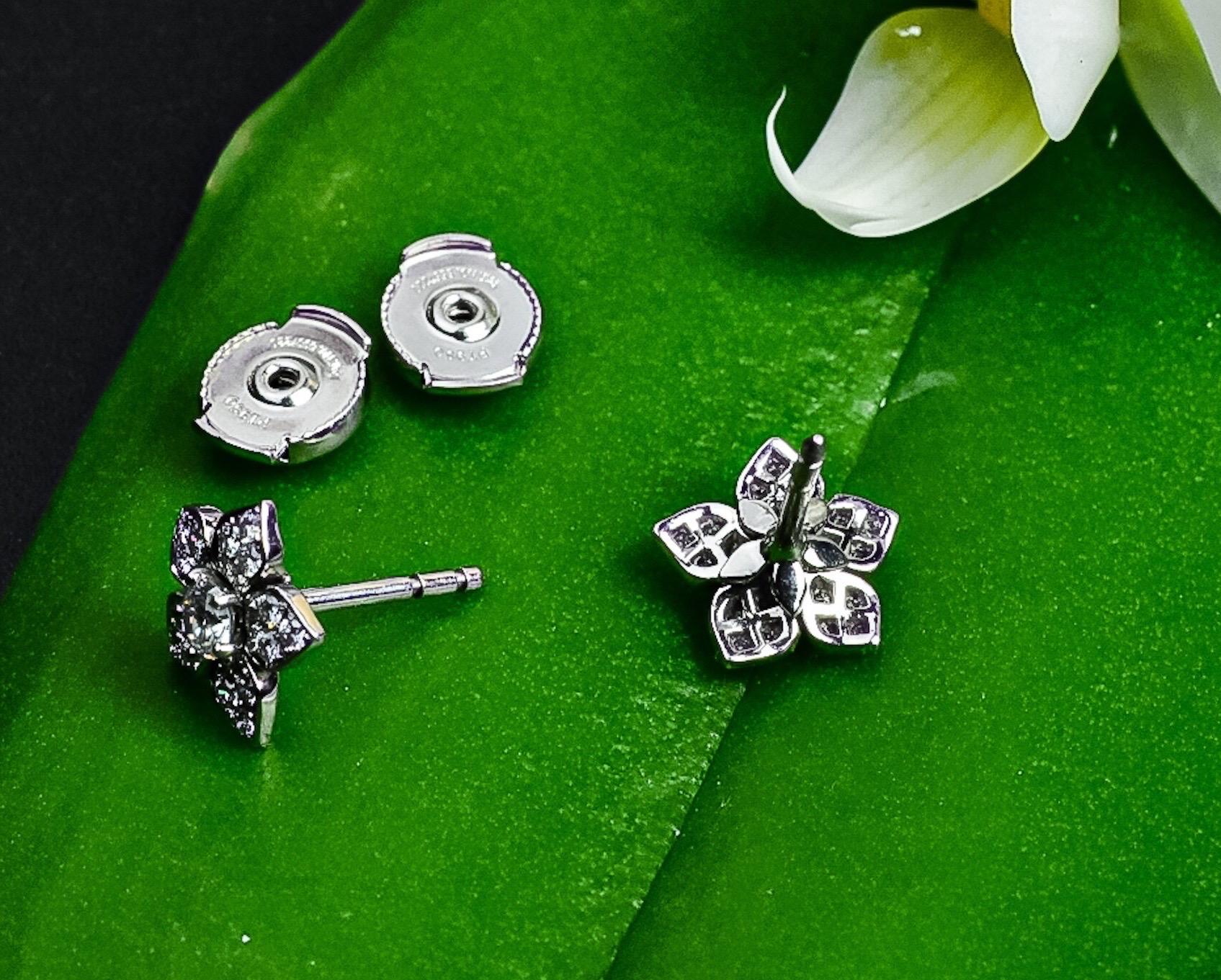 Matthew Cambery Blumenohrringe aus Platin mit Diamanten und Platin im Angebot 1