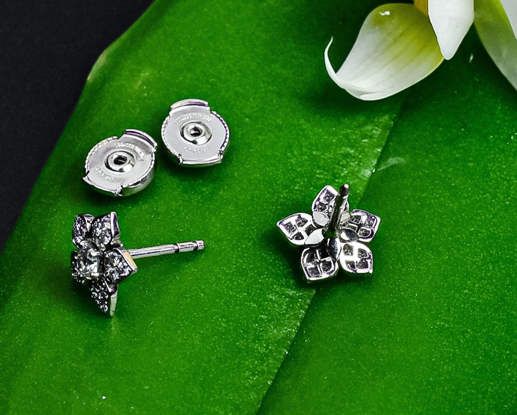 Matthew Cambery, boucles d'oreilles fleur en platine et diamants en vente 1