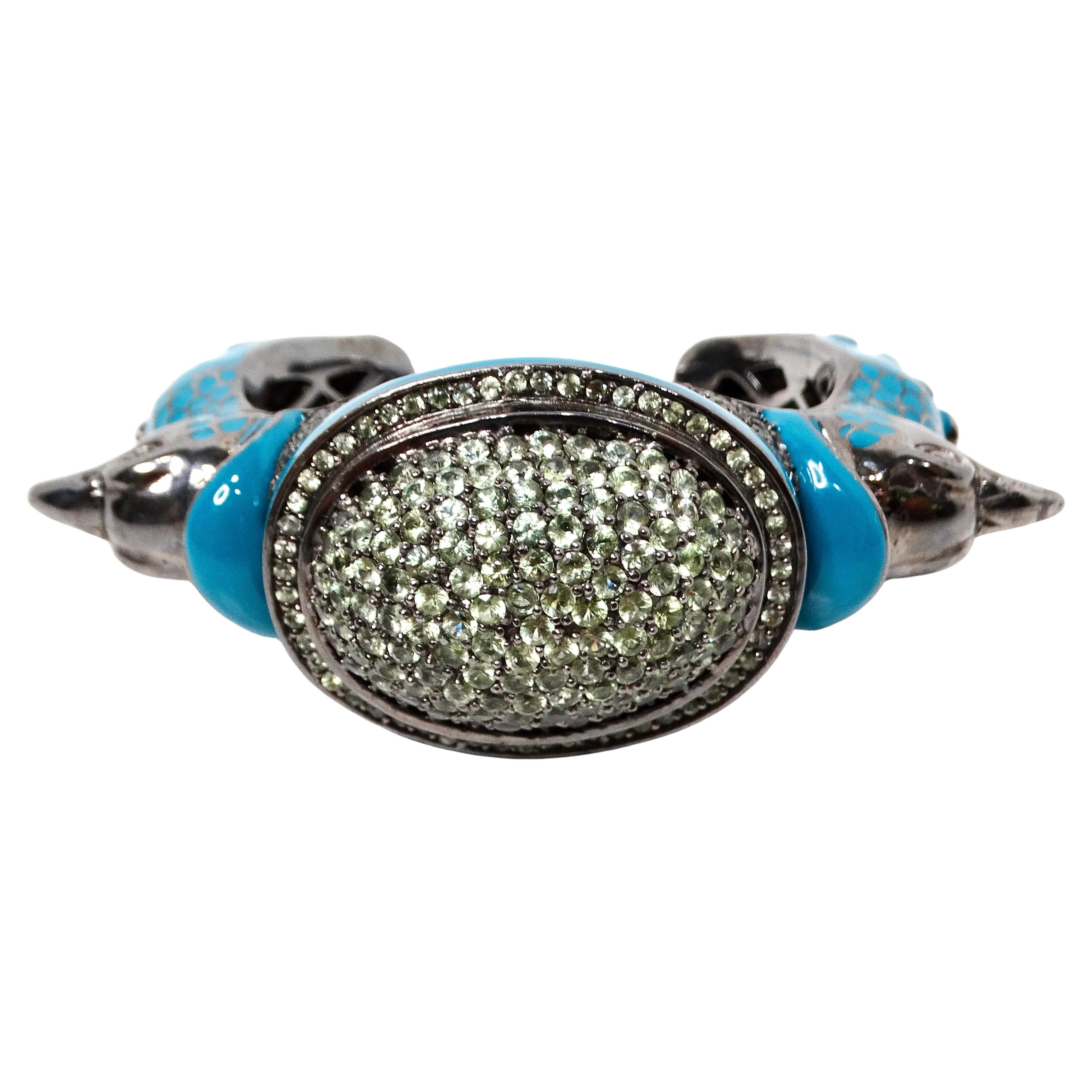 Das Matthew Campbell Laurenza Sterling Silver Enamel Peacock Crystal Cuff Bracelet ist ein atemberaubendes Schmuckstück, das Kunstfertigkeit und Eleganz auf wunderbare Weise verbindet. Das aus hochwertigem Sterlingsilber gefertigte Armband ist an