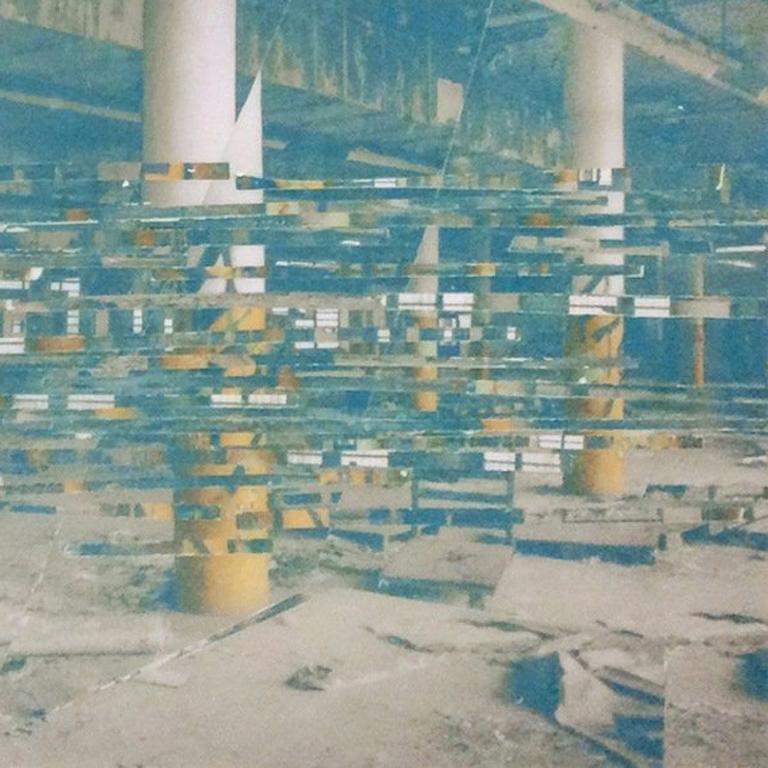 Defaced - Transfert de photos industrielles d'usine urbaine aux tons froids sur Mylar en vente 1