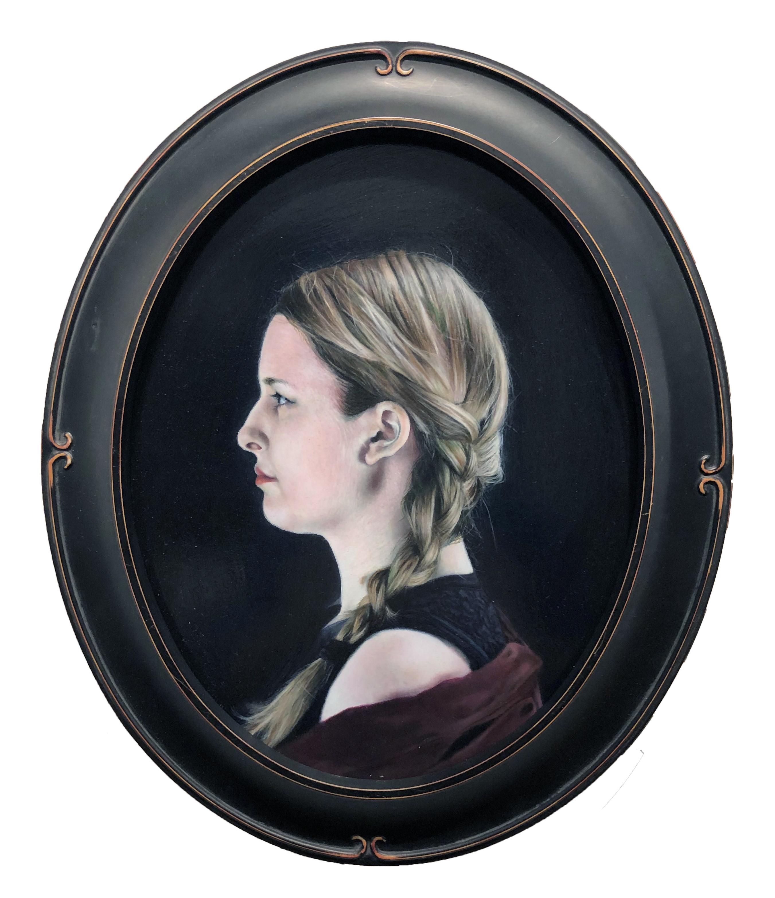 Portrait Painting de Matthew Cook - Joanne de perfil - Pintura al óleo fotorrealista sobre panel ovalado de Mujer de perfil